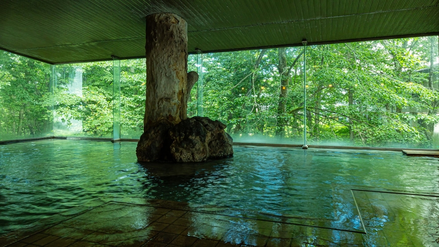 【男湯大浴場】新緑が広がる男性用大浴場。源泉かけ流しの天然温泉です。
