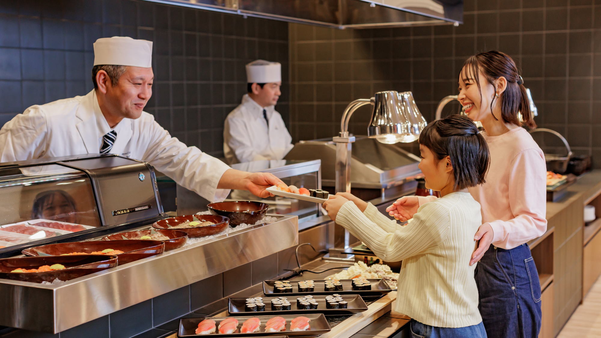 オープンキッチンで旬の食材、郷土料理を楽しむビュッフェ！