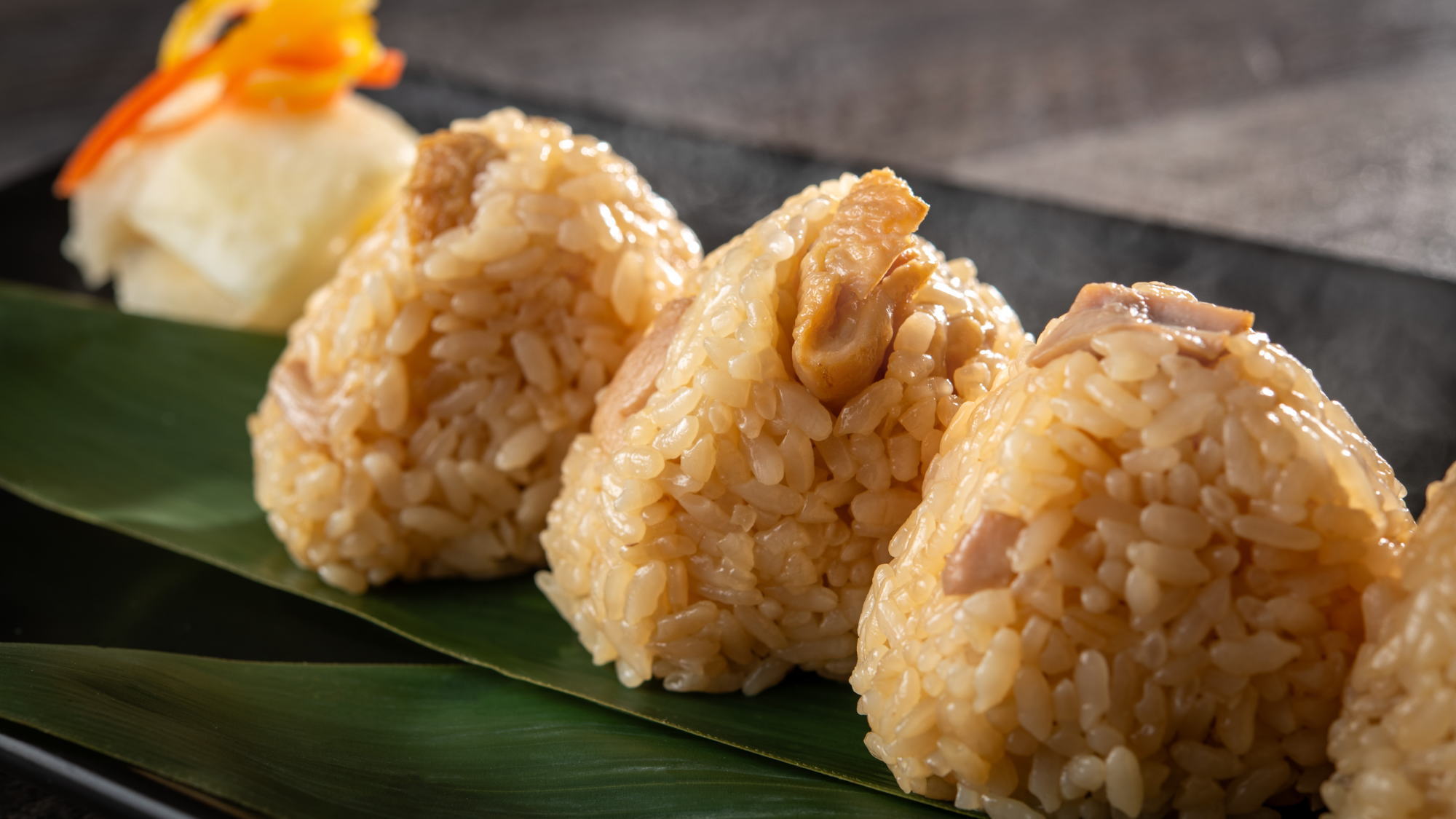 【朝食】比内地鶏の炊き込みおにぎり