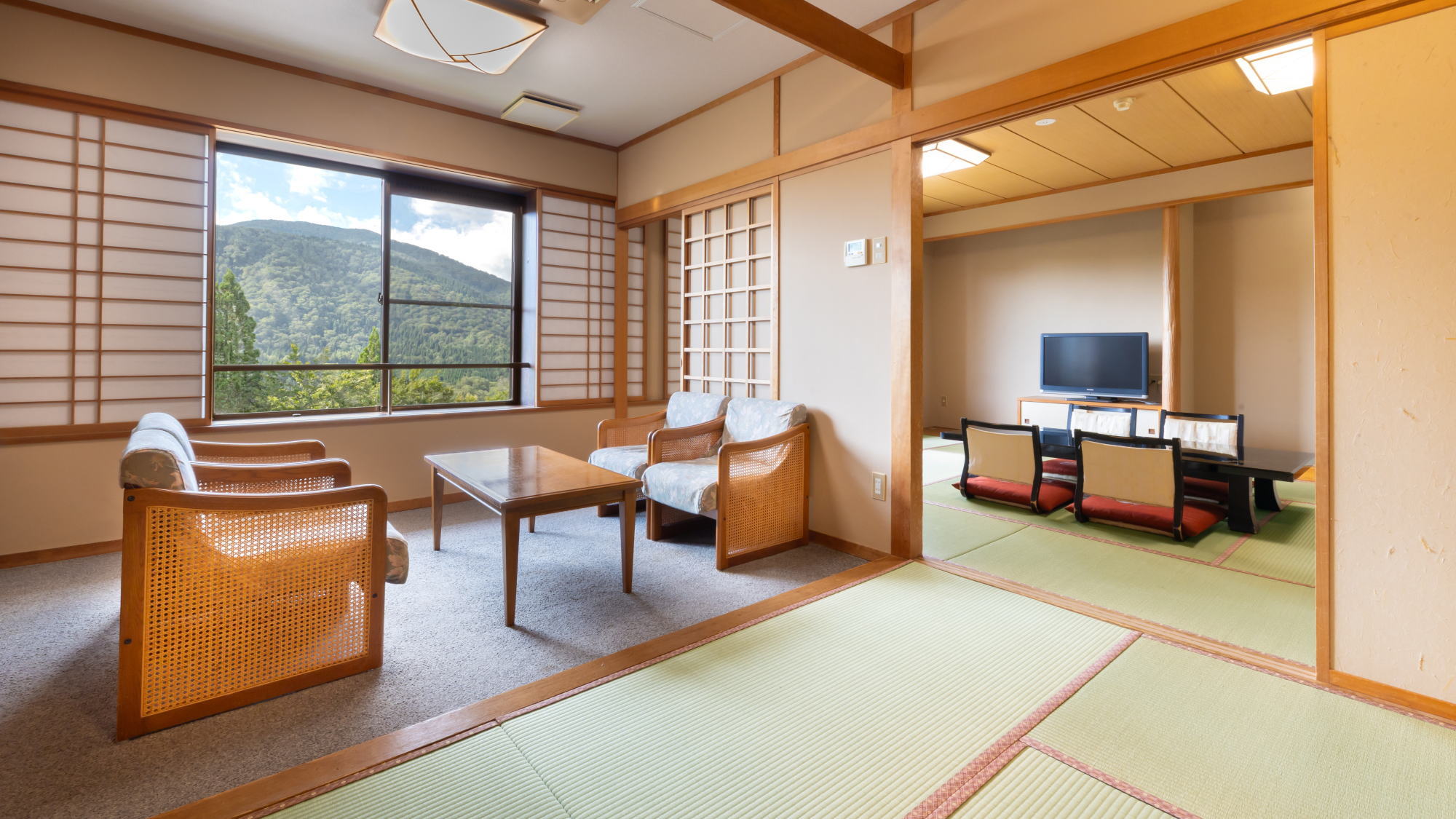 【本館特別室（12畳+8畳+3畳）】広さ66.3m2、本館最上階の5階に位置する純和風の特別和室です