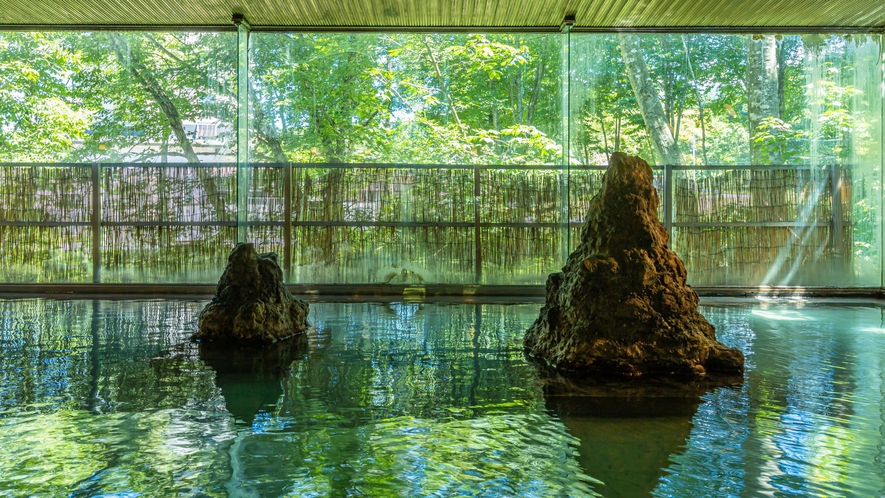 【女湯大浴場】緑の木々に囲まれてリラックス♪源泉かけ流しの天然温泉です。