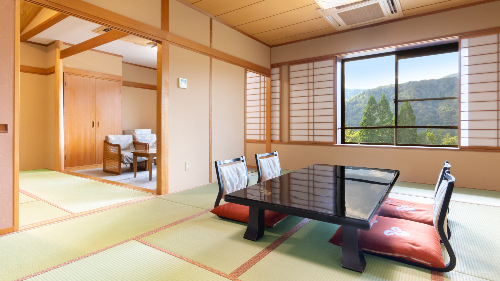 【本館特別室（12畳+8畳+3畳）】広さ66.3m2、本館最上階の5階に位置する純和風の特別和室です