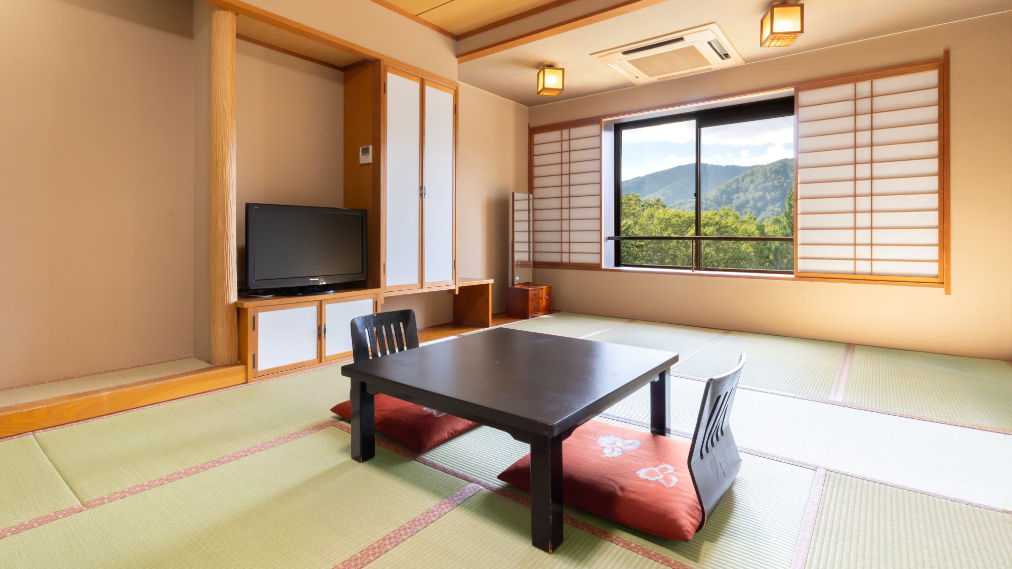 【本館 和室】純和風の寛ぎスペース。水沢温泉のトリプル美肌の湯と共にゆったりご利用くださいませ。