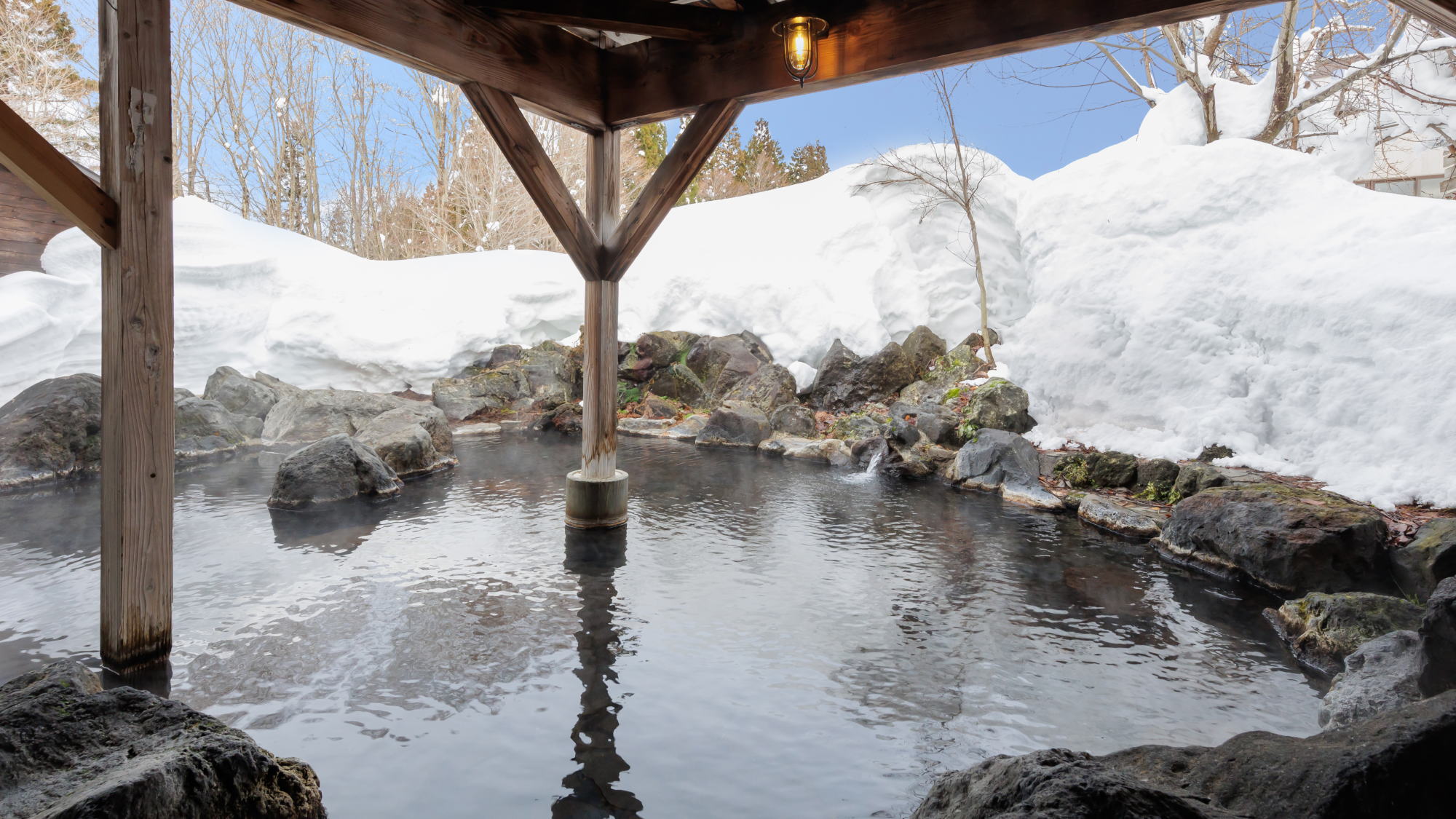 【女湯露天風呂】冬の醍醐味である雪見風呂を楽しめる、開放感あふれる露天風呂