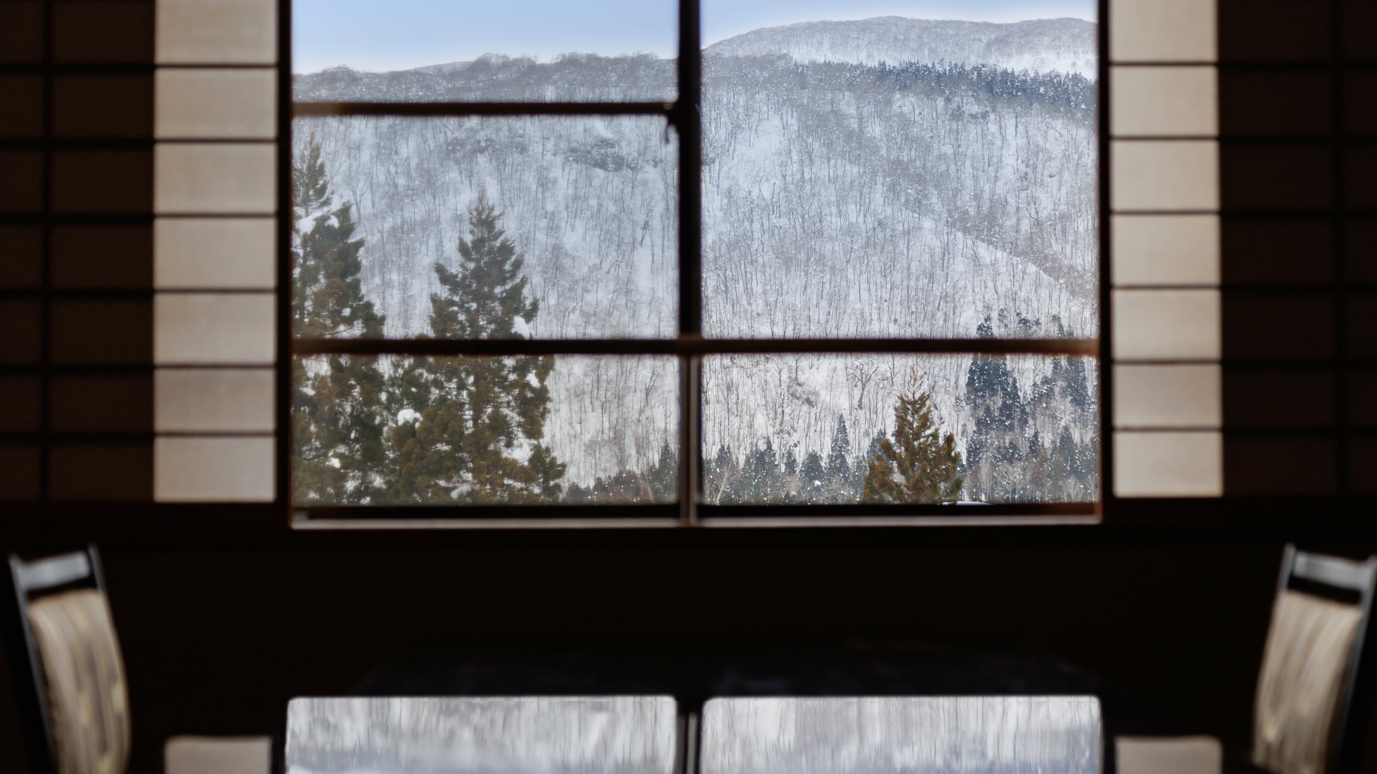 田沢湖高原の雄大な山々を最上階から眺めながら、開放感のある客室で寛ぎのひと時をお過ごしください。