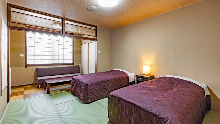 【東館 和ツイン】和室にベッドを配備した客室です。