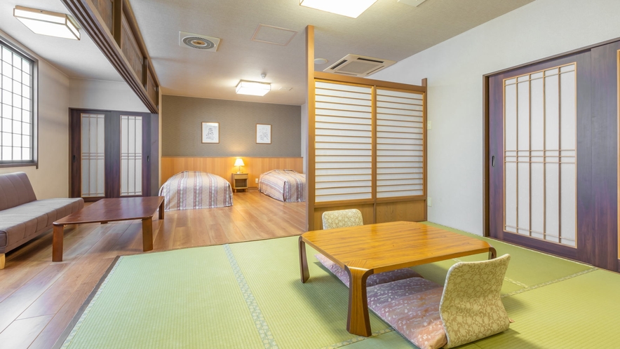 【東館 和洋室】ツインベッドのあるフロアリングと和室8畳を組み合わせた客室です。