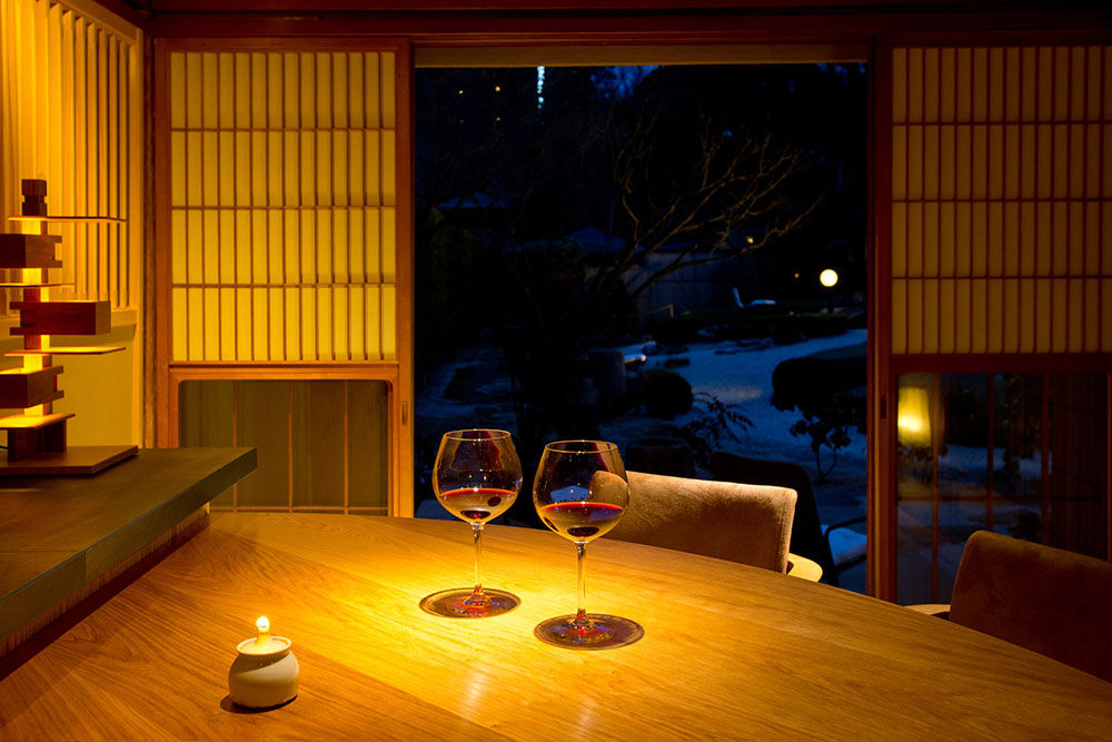 庭を渡ると、東奥の桜の木の下の四阿が。キャンドルに火を灯して語らうもよし、桜の季節にはデッキにイスを持って行き、花見をするもよし。 各スペースをめぐっていろいろなイスに座ってみて、お気に入りの空間、イスを見つけて気ままにお過ごしください――。