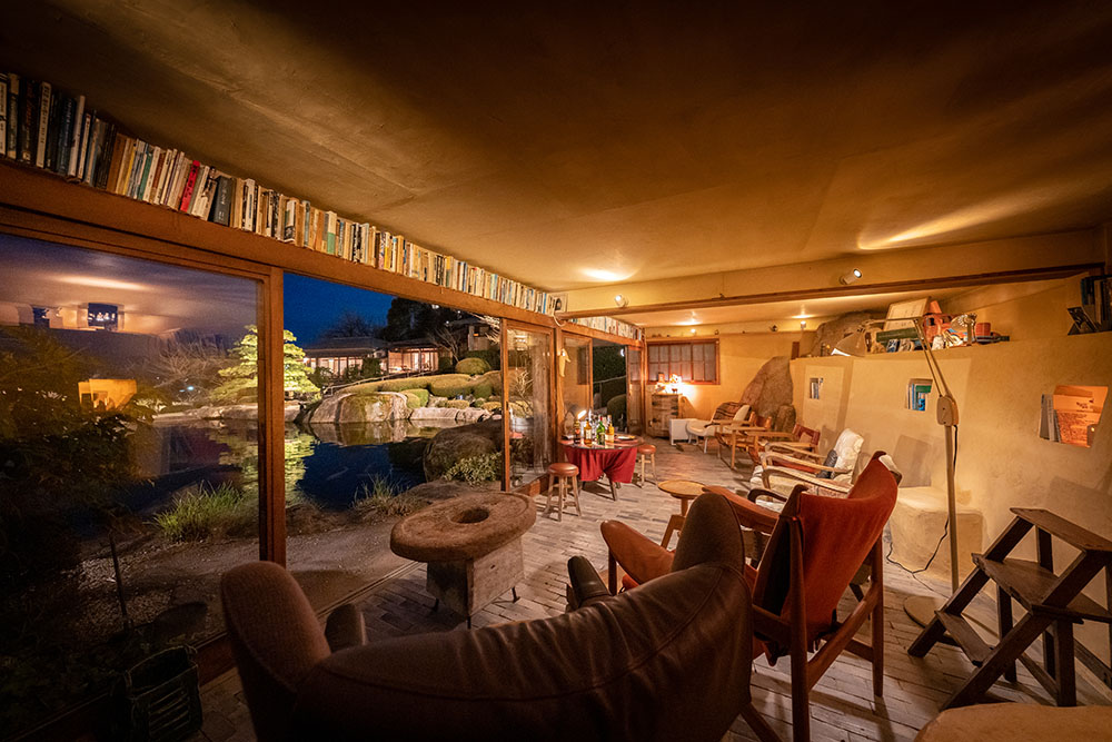 昼はカフェ、夜はバーとしても利用できます。 デンマークの代表的な家具デザイナー、フィン・ユールの「チーフテンチェア」やハンス J. ウェグナーの「ベアチェア」でゆったりとしたひと時を。