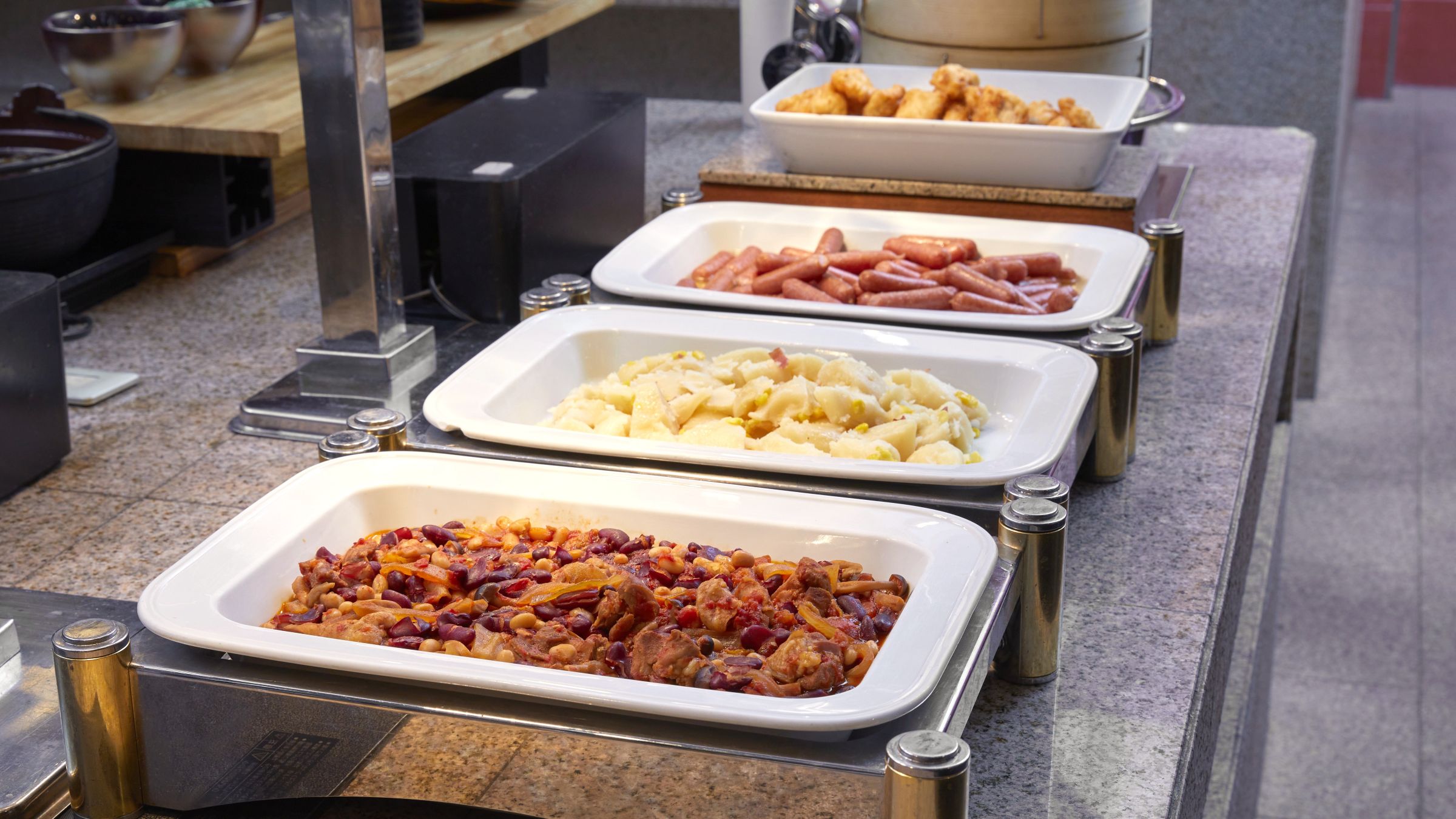 朝食ビュッフェ　ソーセージやジャーマンポテトなど、定番の洋食メニューもバラエティ豊かに。