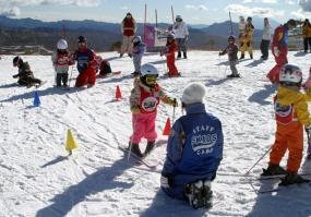 シャトレーゼスキー場リフト券4800円付＋萌木の村ロック2千円食事券付＋朝食付宿泊で13100円〜