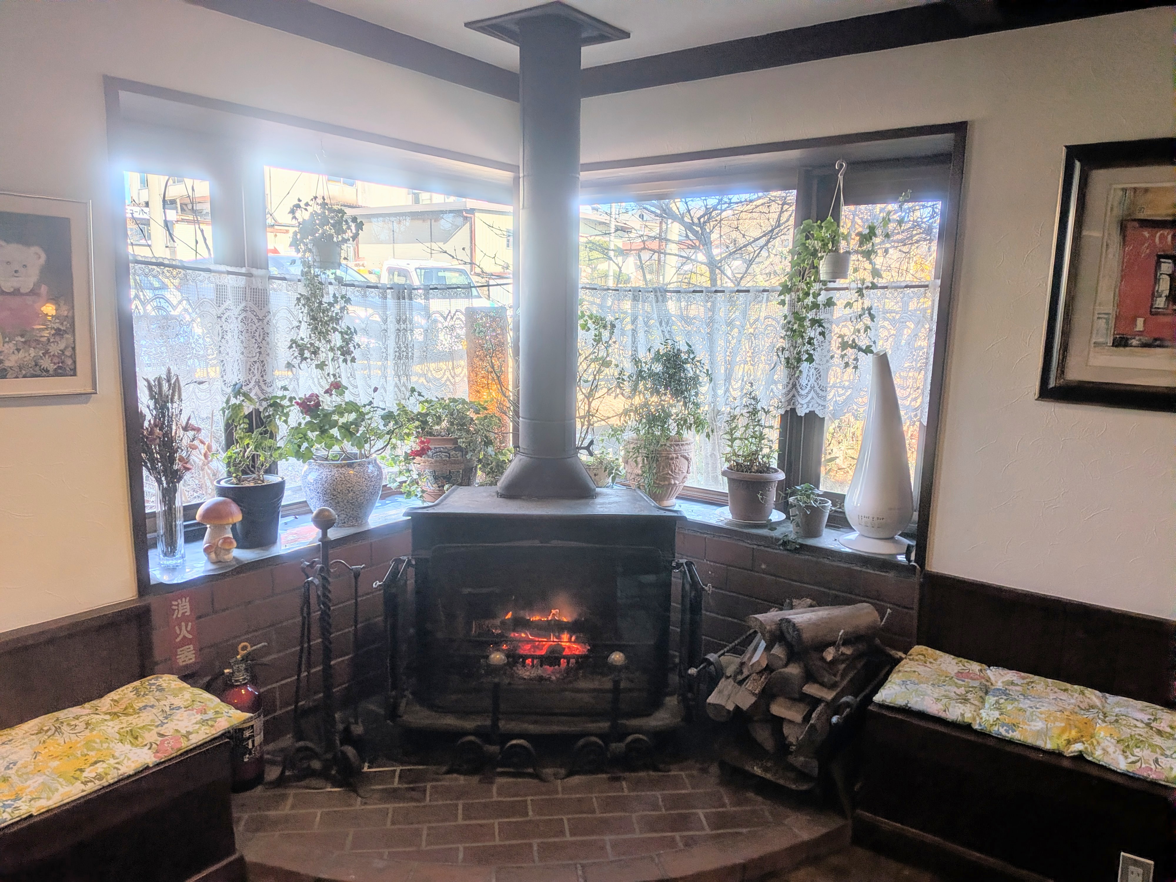 ラウンジ暖炉(冬)