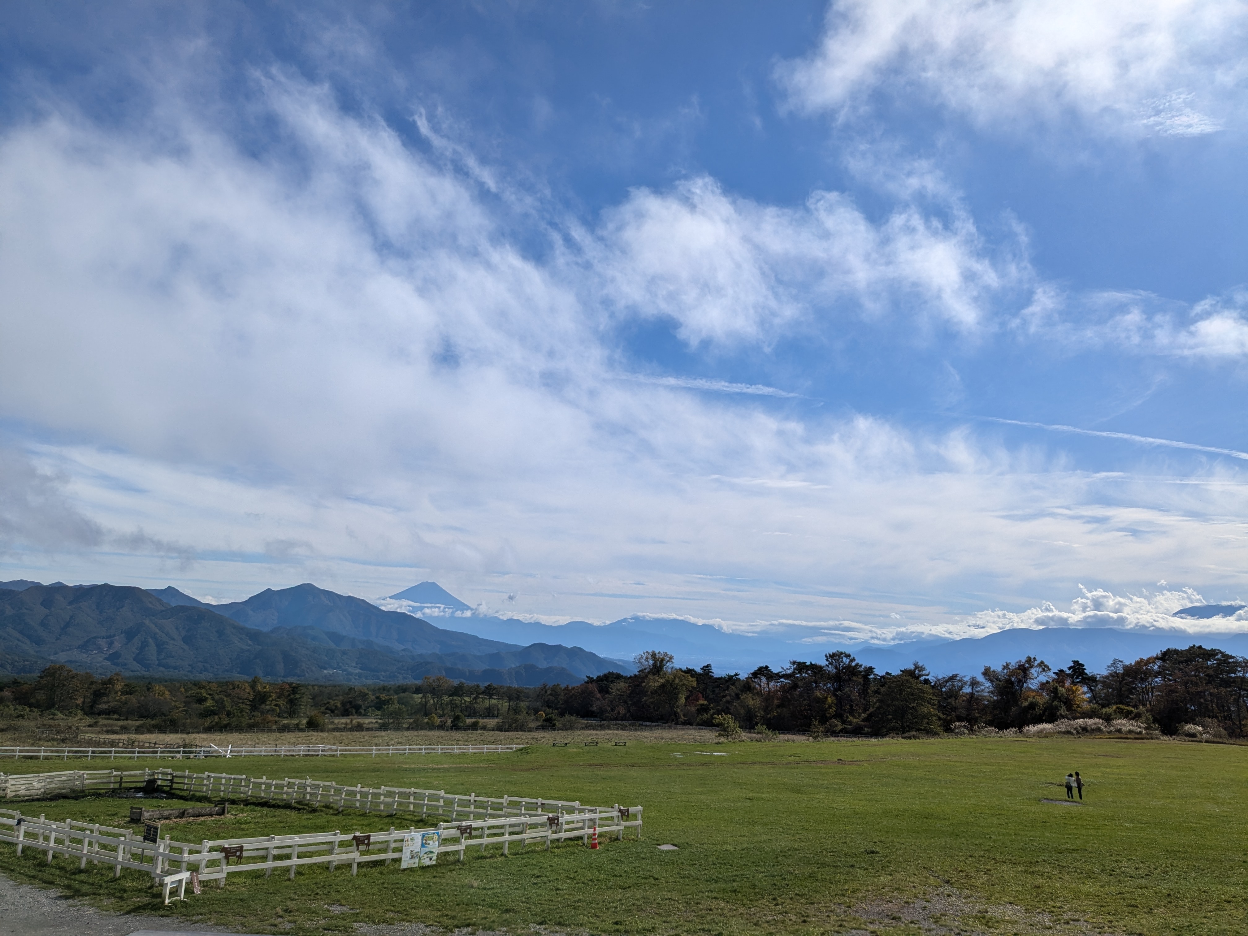 清泉寮の草原からの富士山