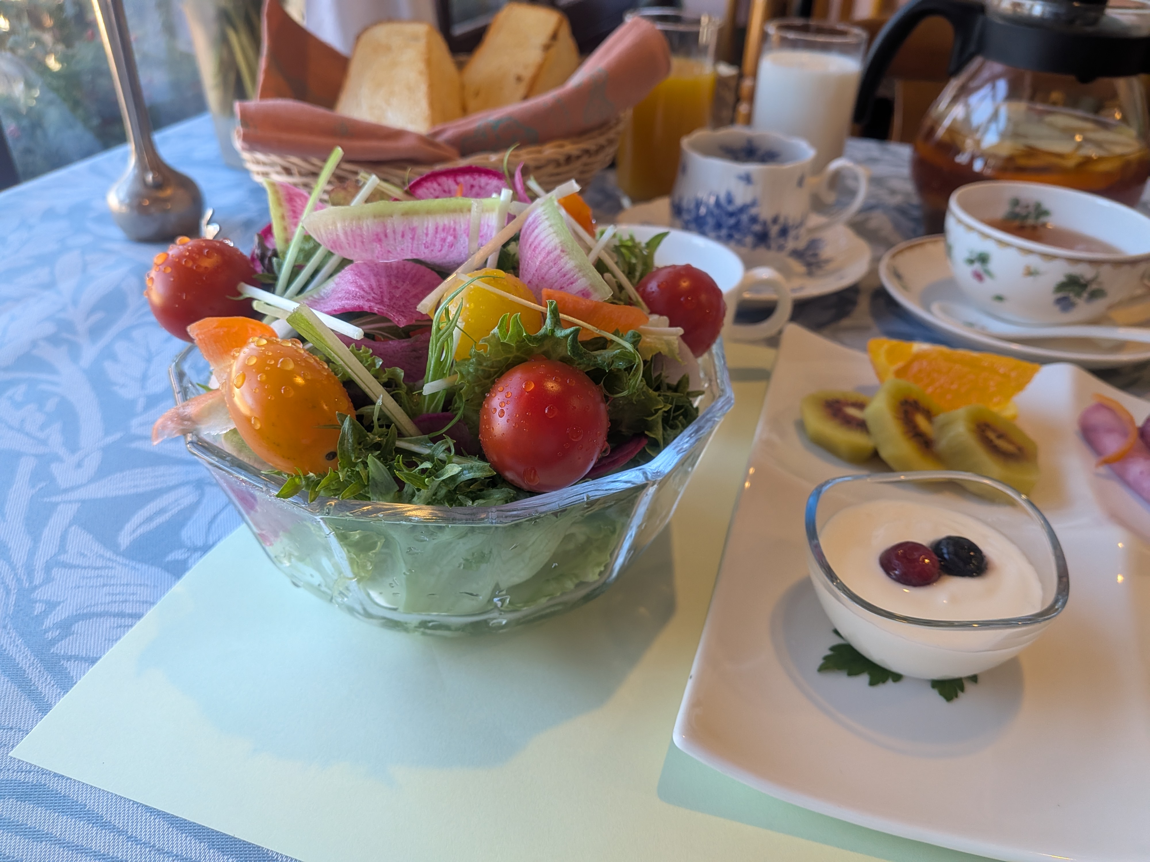 朝食は自家農園でとれた高原野菜をたっぷり使った山盛りサラダ