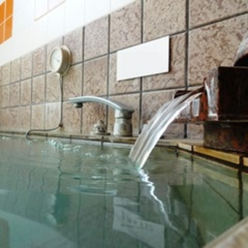 【大浴場】人工活性石温泉。お湯を滑らかにし、体を芯から温める人工温泉です。