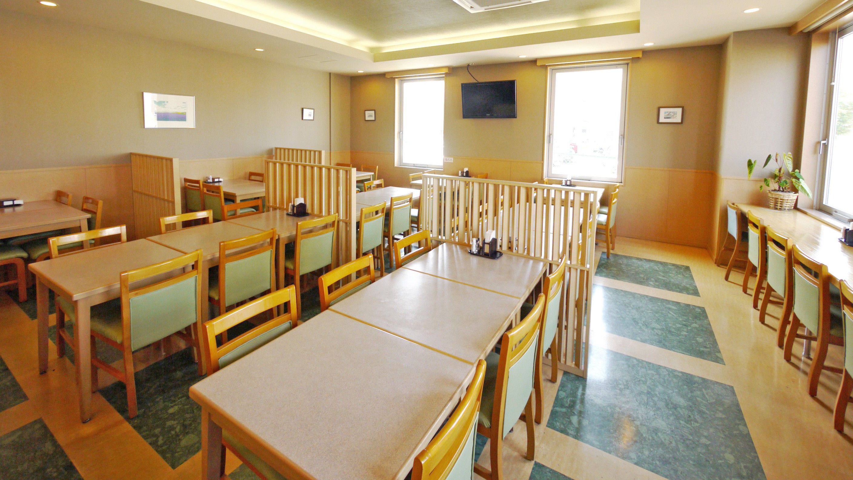 【朝食レストラン花茶屋】バイキング朝食無料。営業時間6：45〜9：00。