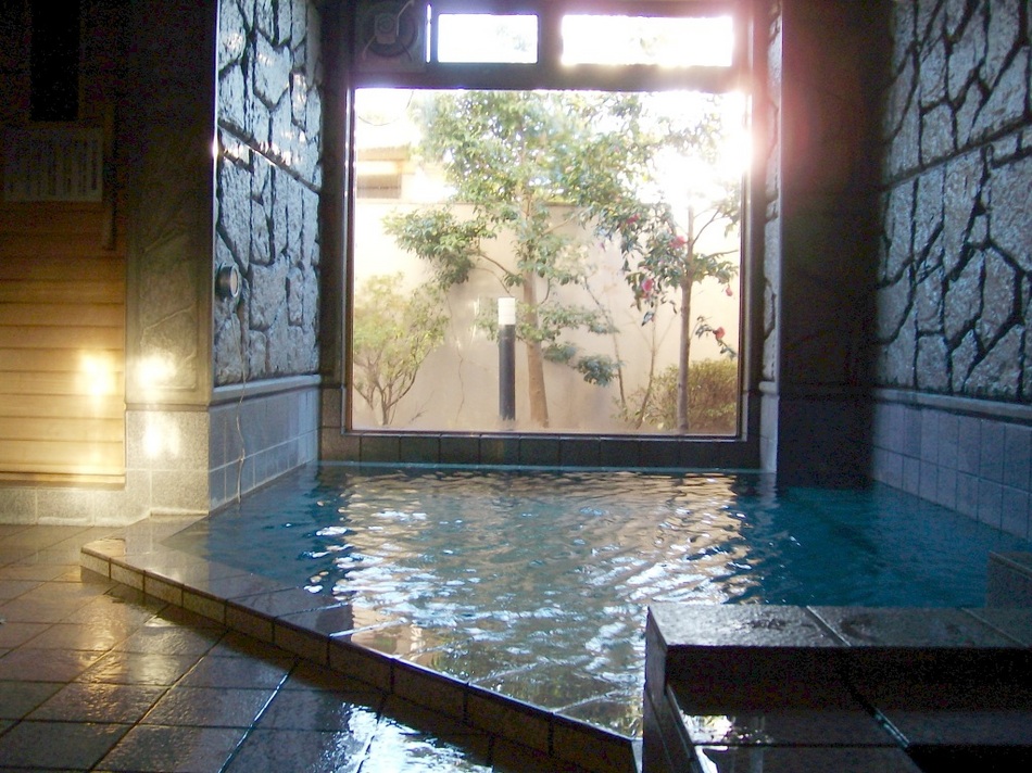 [Main building 1F Men's large communal bath] Active stone artificial hot spring