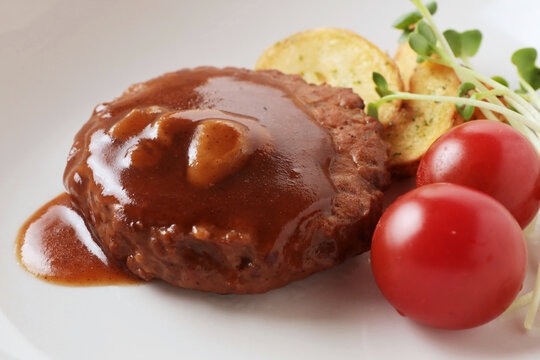 【秋田得旅】デミハンバーグ弁当缶ビール付＆地産地消！朝食バイキング付/地酒稲庭うどんコーヒージム無料