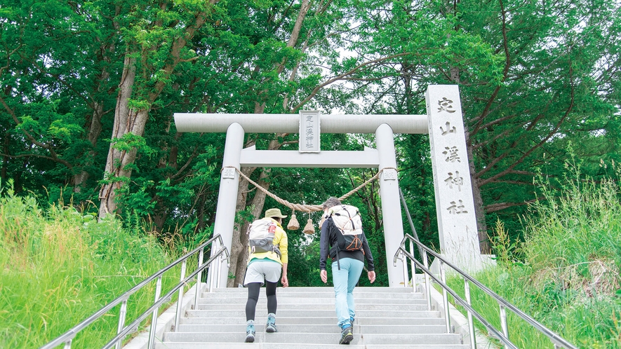 【定山渓神社】徒歩約5分。明治38年に建立されたとされる神社。境内には夕日岳の登山口も。