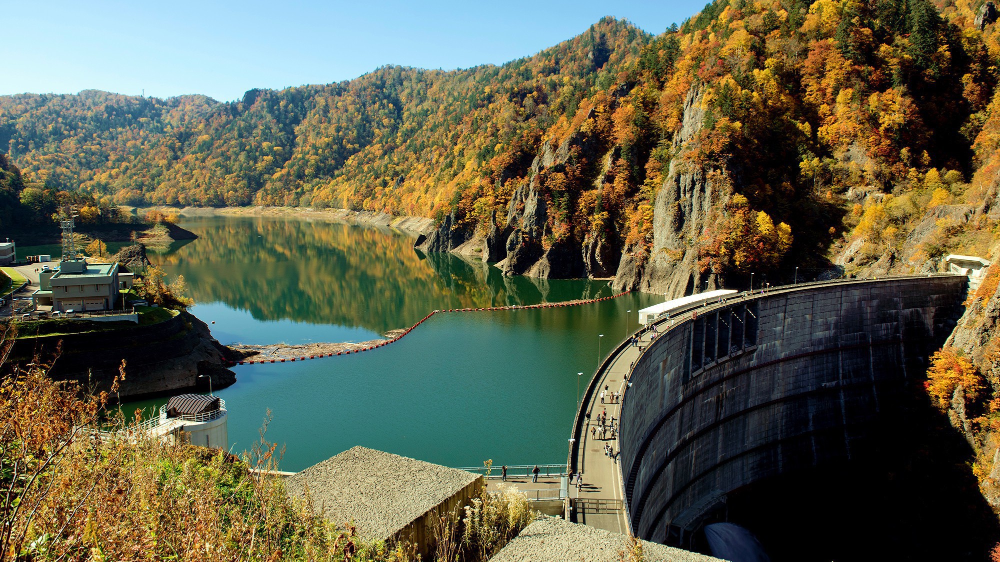 【豊平峡ダム】車で約15分。湖と緑が織りなす雄大な自然の景観美あふれる、札幌有数のレジャー・スポット