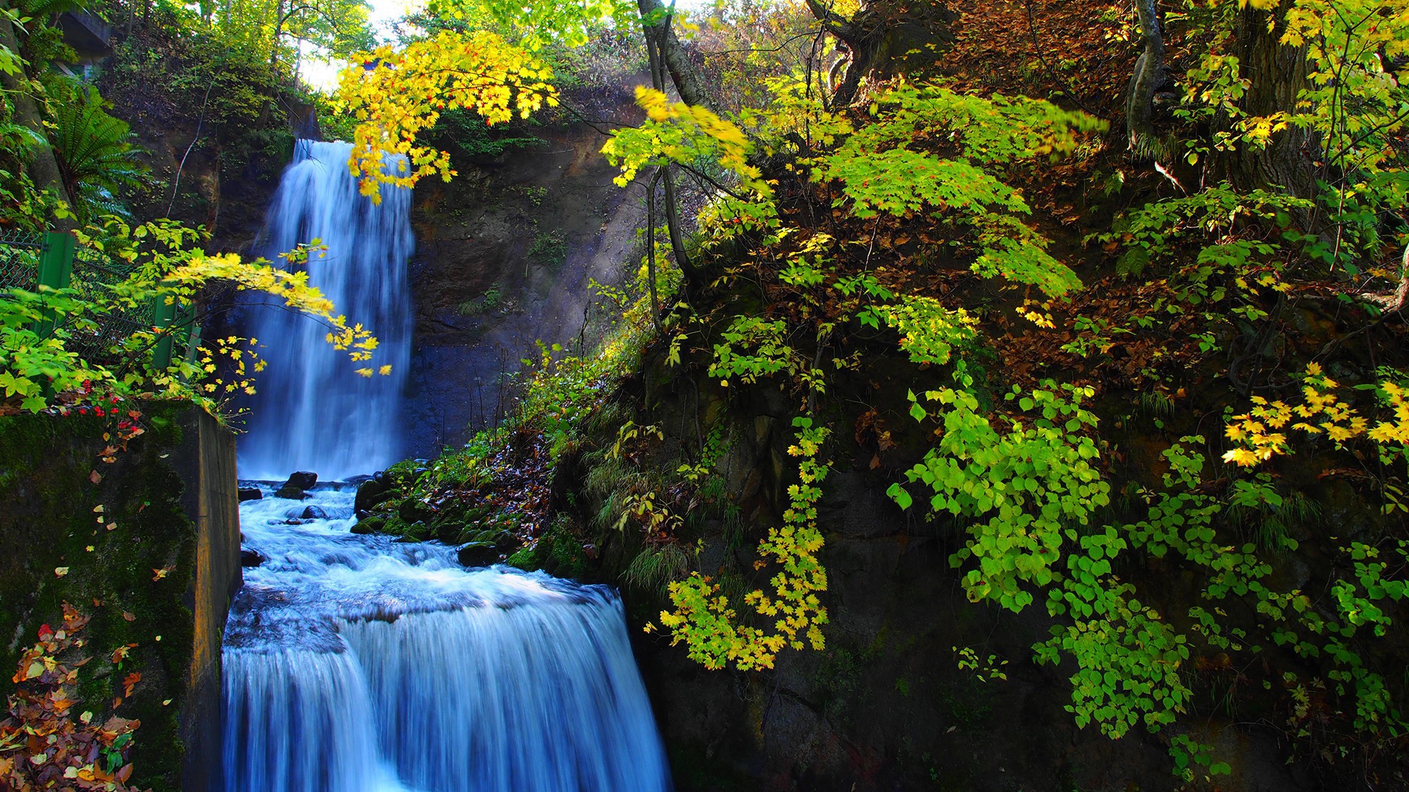 【白糸の滝】徒歩約2分。北海道で稼動する最古の水力発電所「定山渓発電所」の戻り水が流れ落ちる小さな滝