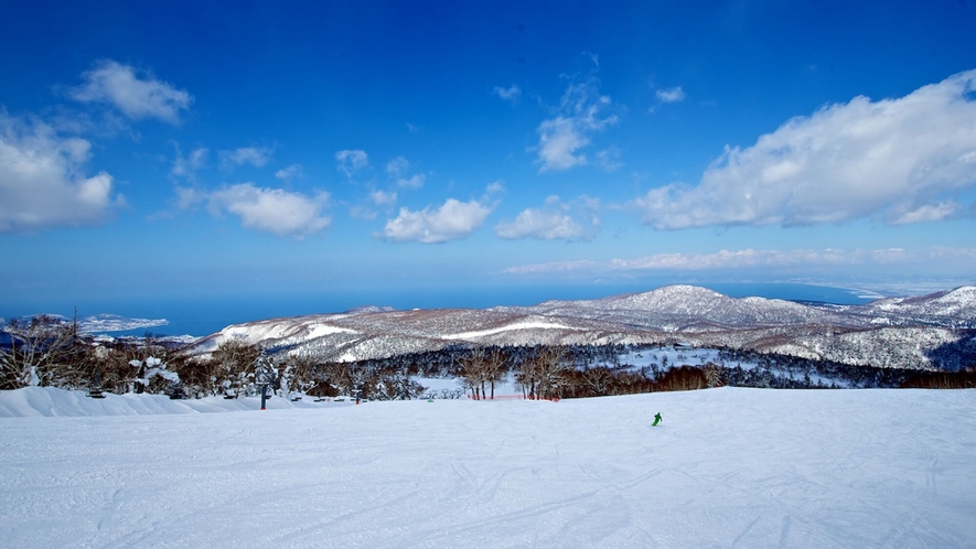 【札幌国際スキー場】車で約23分。北海道でも屈指のパウダースノーと広大なゲレンデが自慢のスキー場。