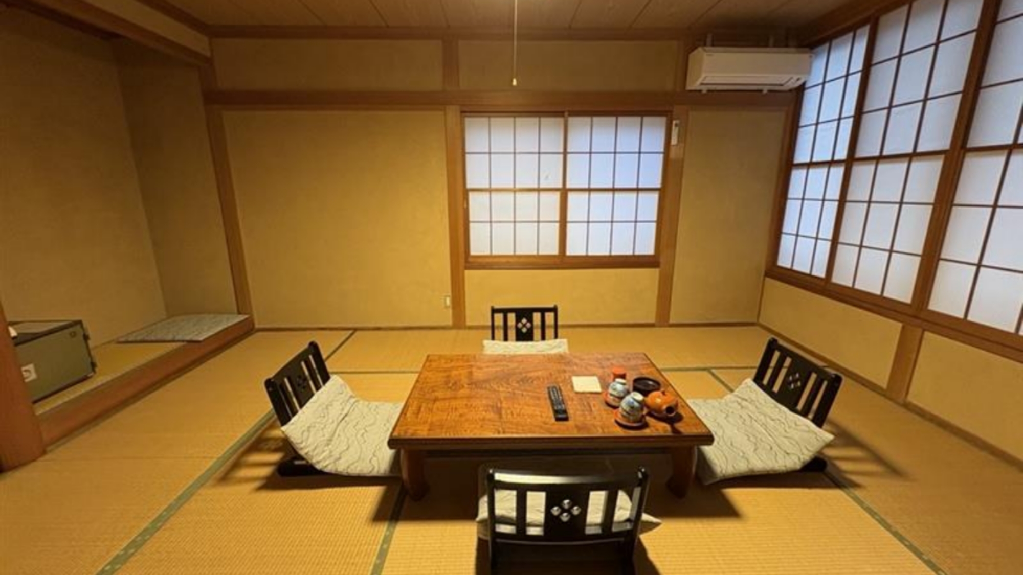 *【客室】＜和室12～16畳トイレ付＞和室に座卓を配し、ご家族やご友人との団らんにぴったりです。