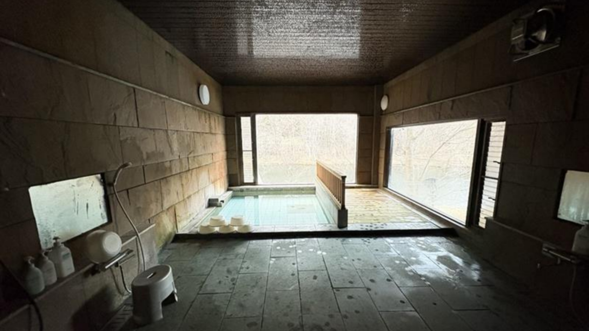 *【渓谷展望大浴場】＜男湯＞湯治場の面影を残す、落ち着いた雰囲気の温泉です。