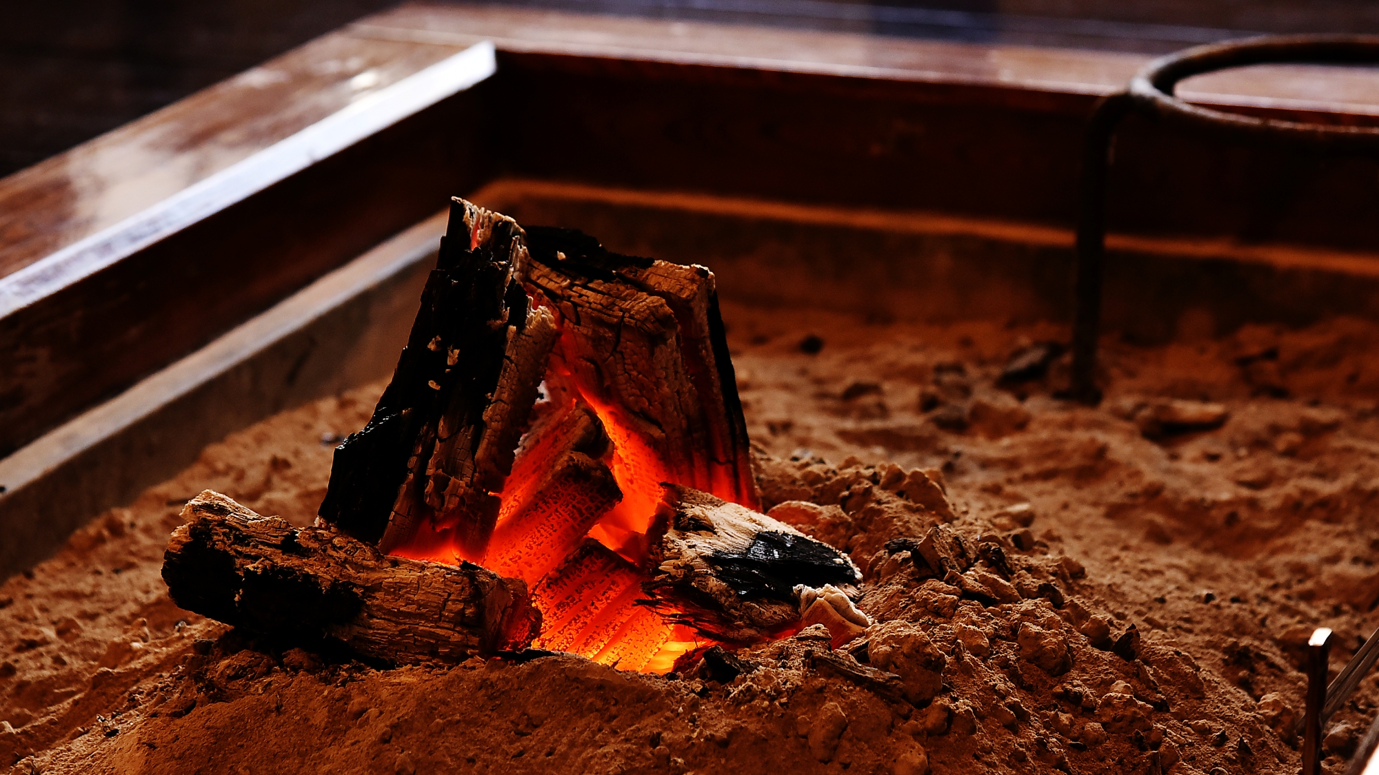 *【客室】＜囲炉裏の間＞何もせず、ただ火を眺める贅沢。