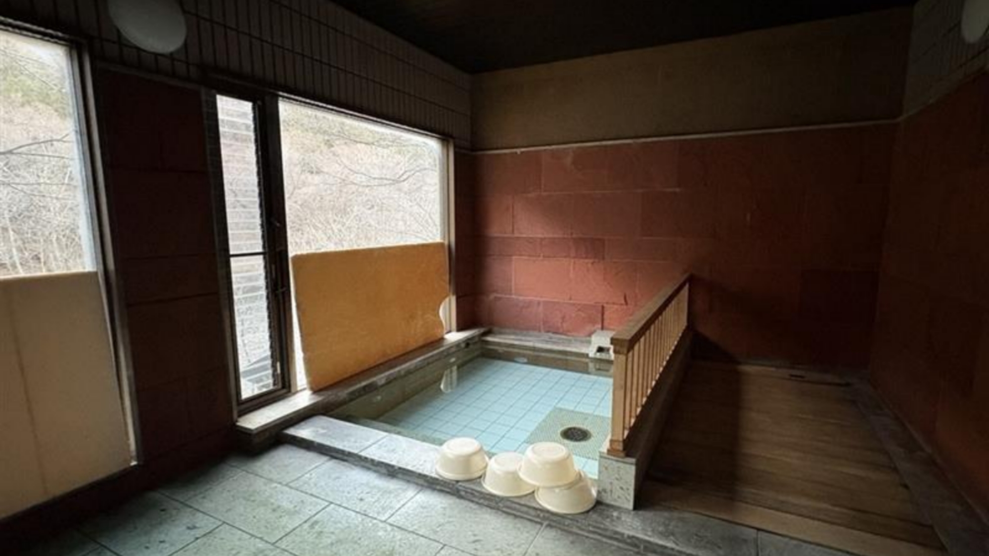 *【渓谷展望大浴場】＜女湯＞やわらかな光に包まれた、落ち着きのある内湯。