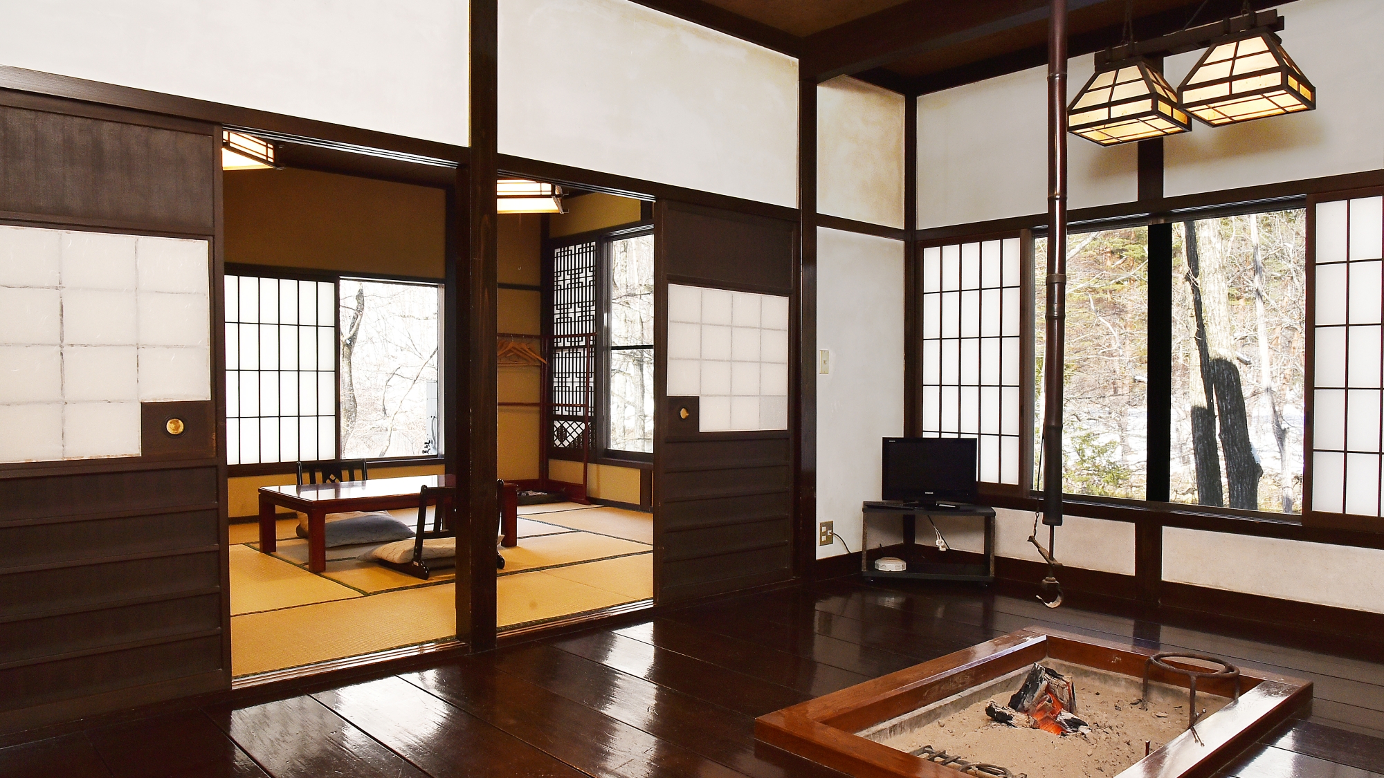 *【客室】＜囲炉裏の間＞どこか懐かしさを感じる、宿ならではの空間。