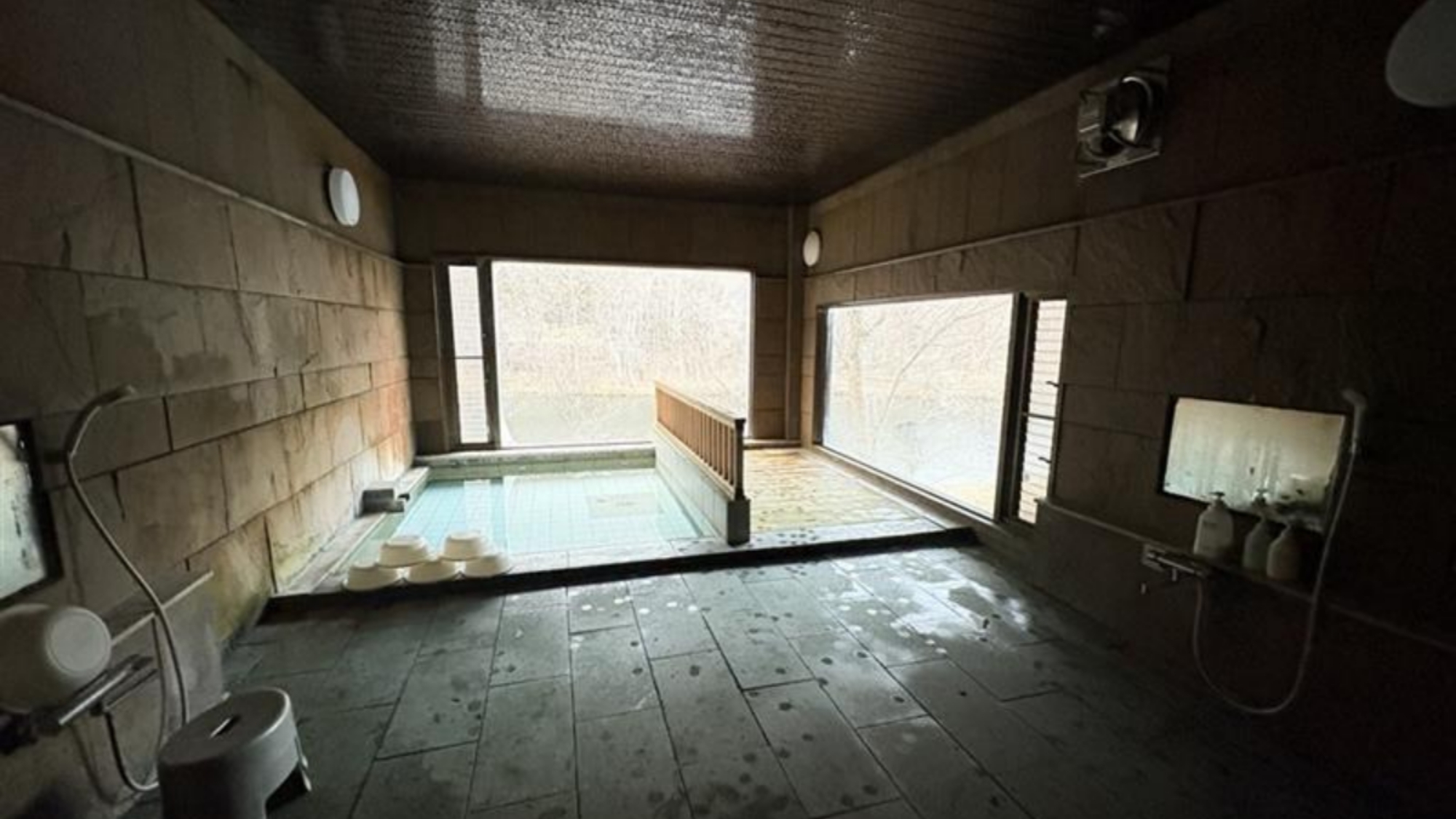 *【渓谷展望大浴場】＜男湯＞時間を気にせず、ただ湯と向き合うための内湯。