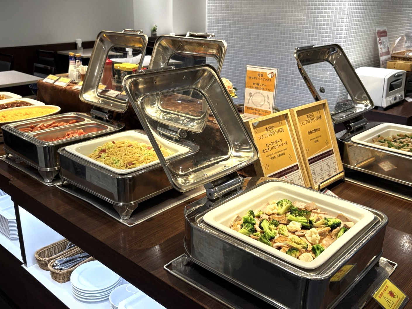 朝食ブッフェ中央バイキング台