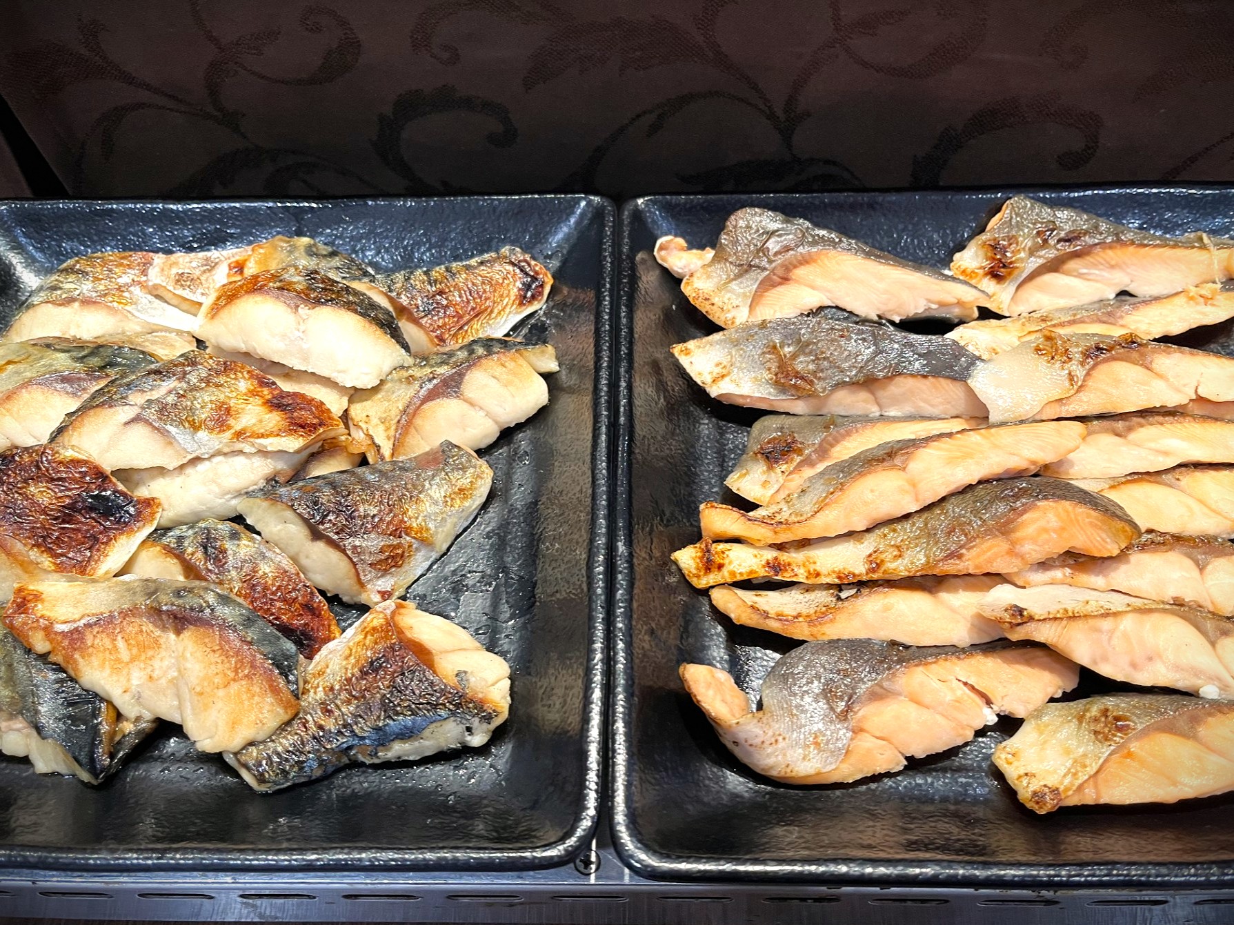 朝食ブッフェ鯖と鮭