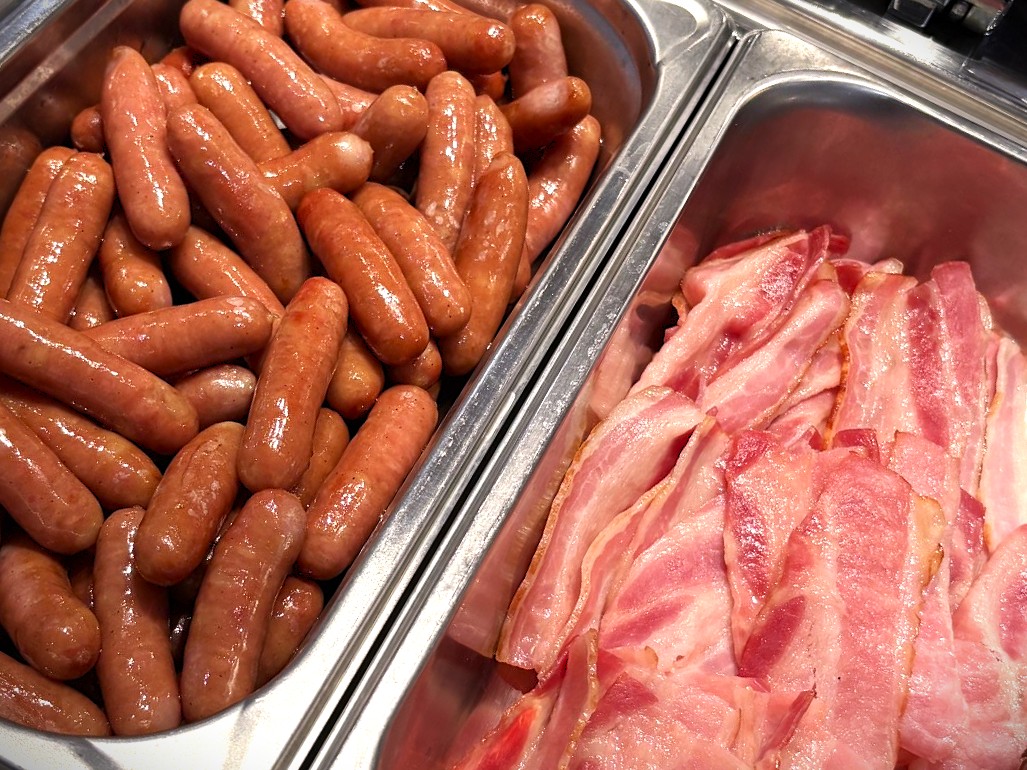 朝食ブッフェベーコンとソーセージ