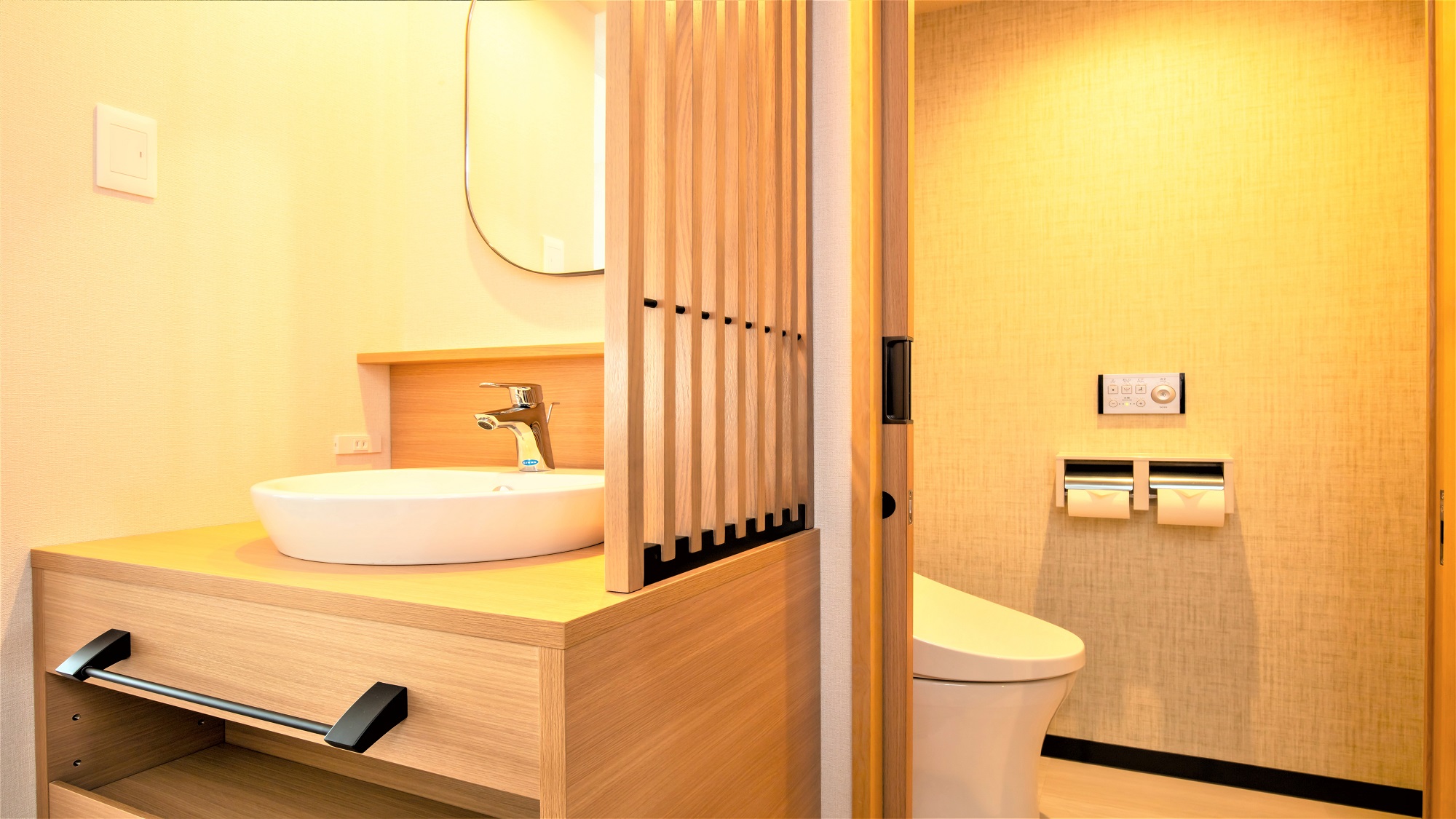 畳ツインルームはバスルーム・洗面台・トイレがそれぞれ別のセパレートタイプとなっております。