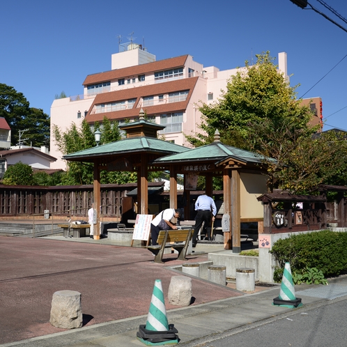 鶴のあし湯広場