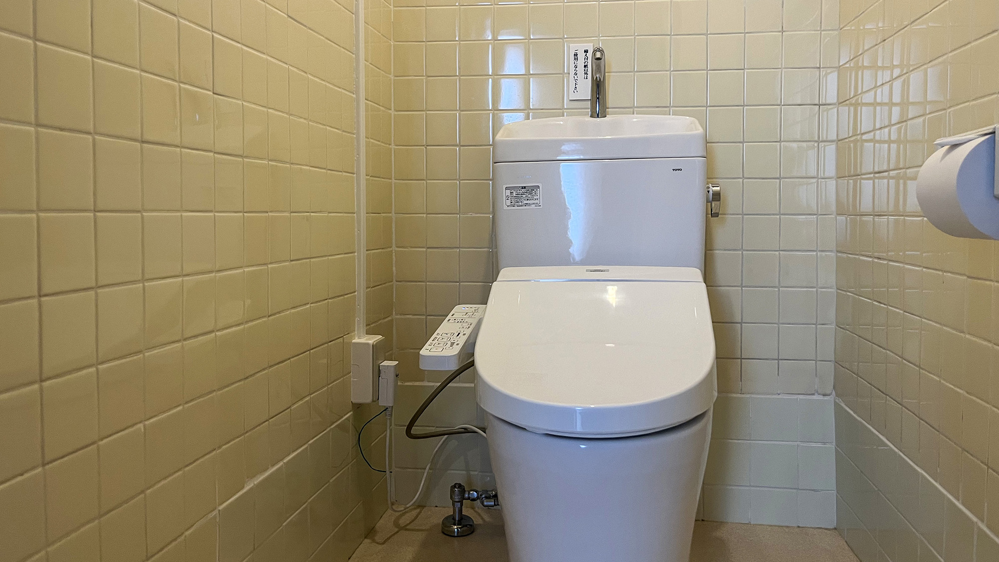 #トレインビュー和室(10畳)　清潔感のあるタイル張りのトイレ。ウォシュレット付で、滞在も快適です。