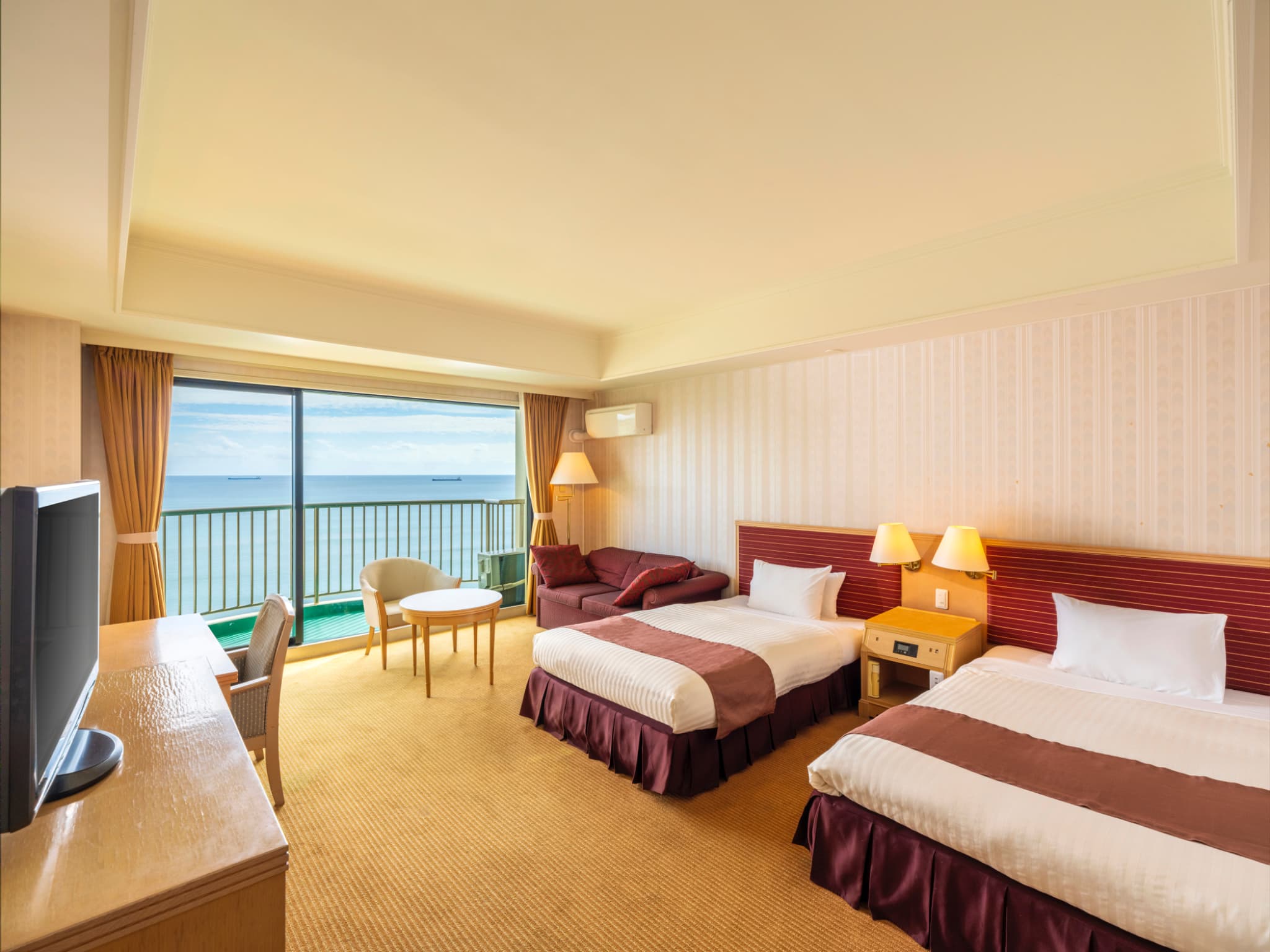 ツインルーム 　約42㎡のゆとりある客室。お部屋からは海やゴルフ場の景色をお楽しみいただけます。