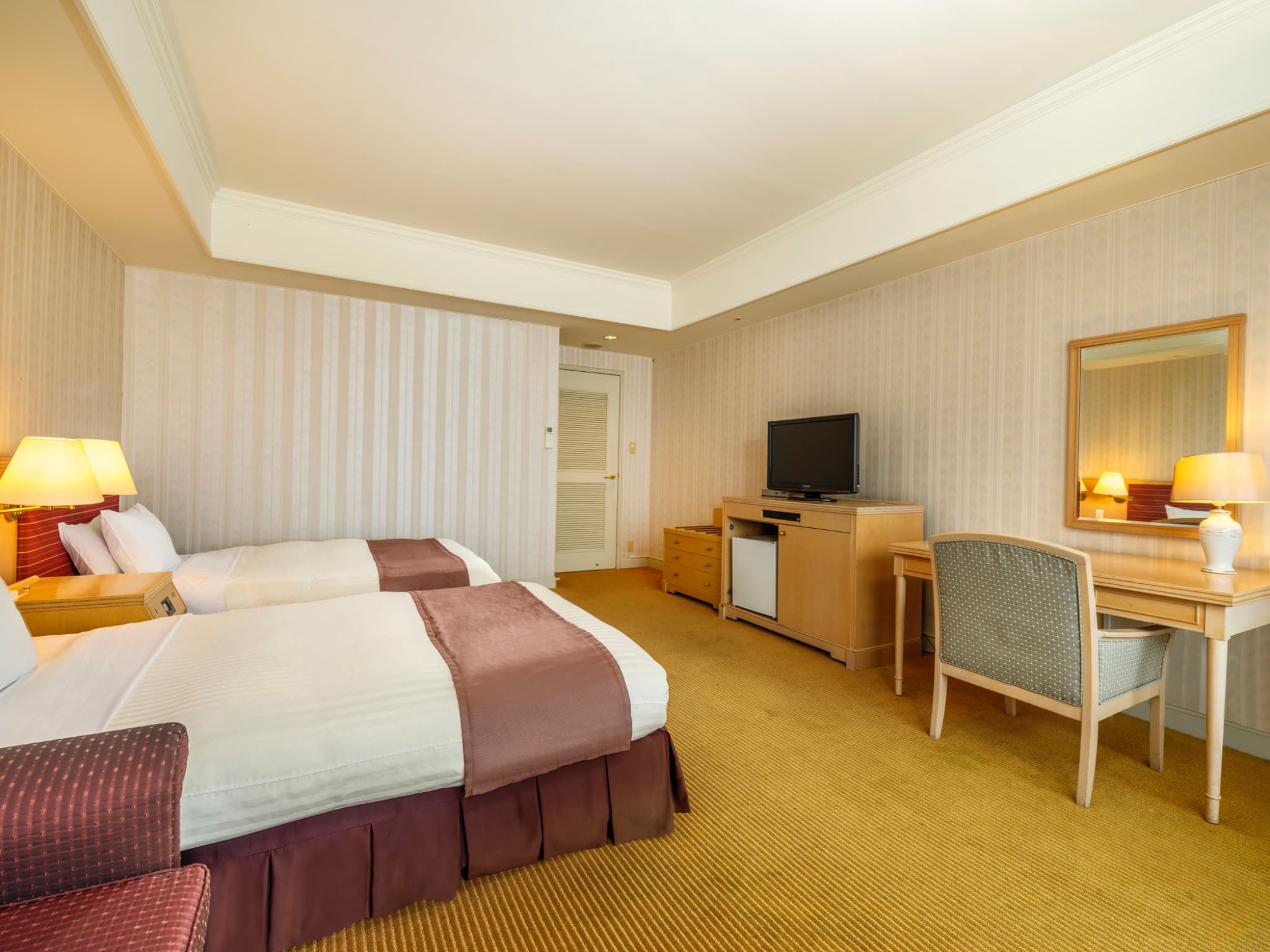 ツインルーム 　約42㎡のゆとりある客室。お部屋からは海やゴルフ場の景色をお楽しみいただけます。