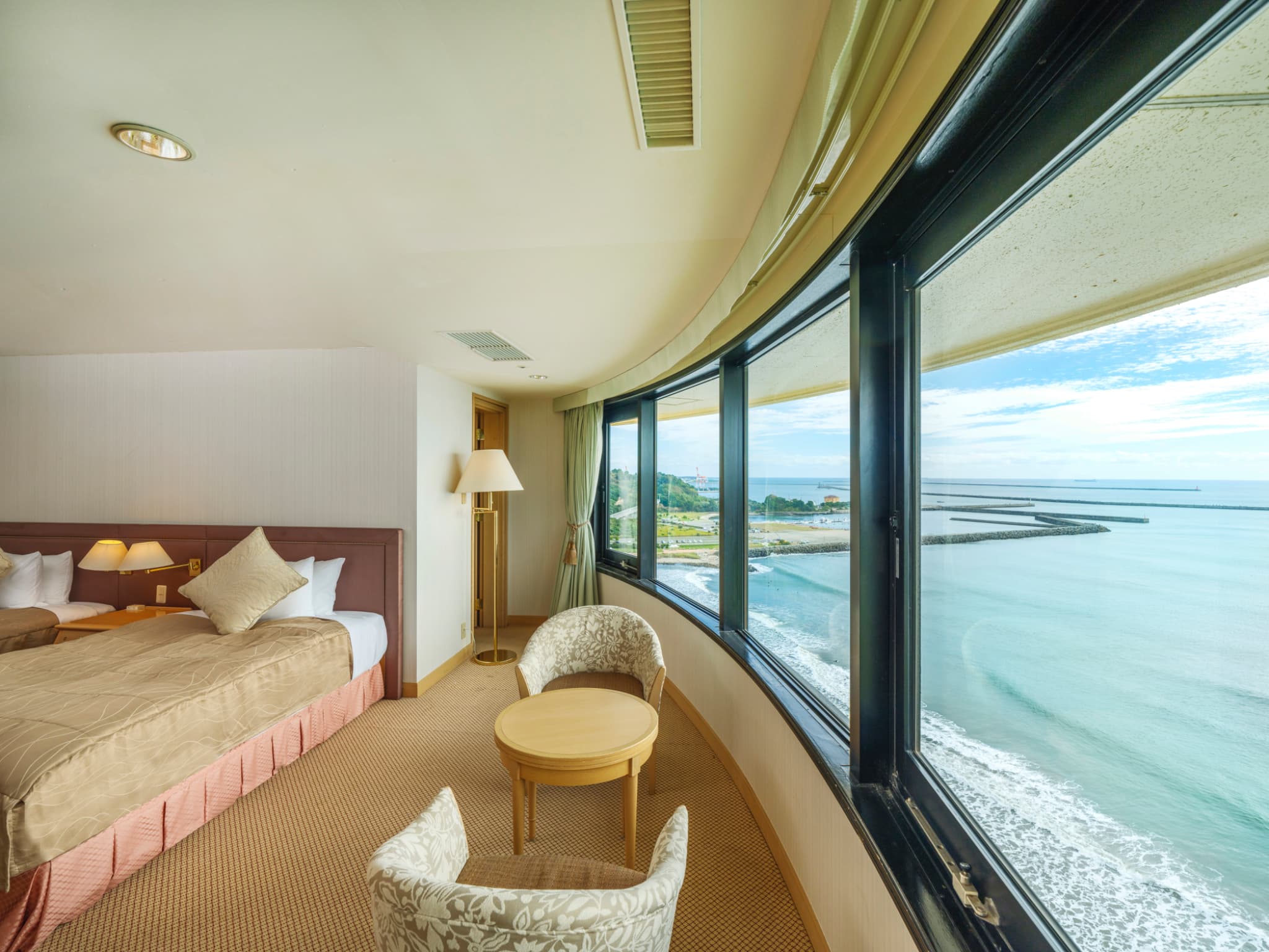 コーナースイートルーム　 見渡す限り広がる太平洋を望む贅沢なコーナースイートルーム。