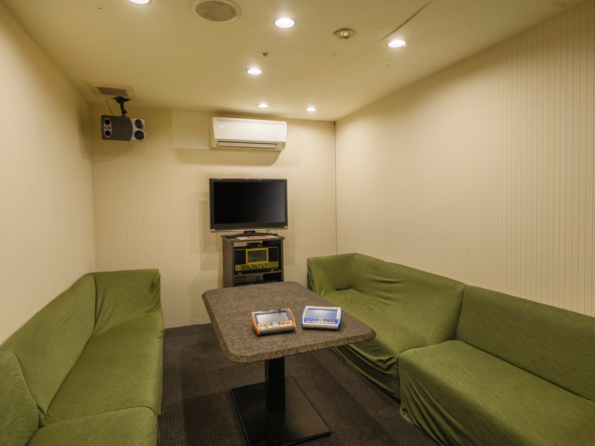 カラオケルームのご案内｜営業時間 11：00〜23：00