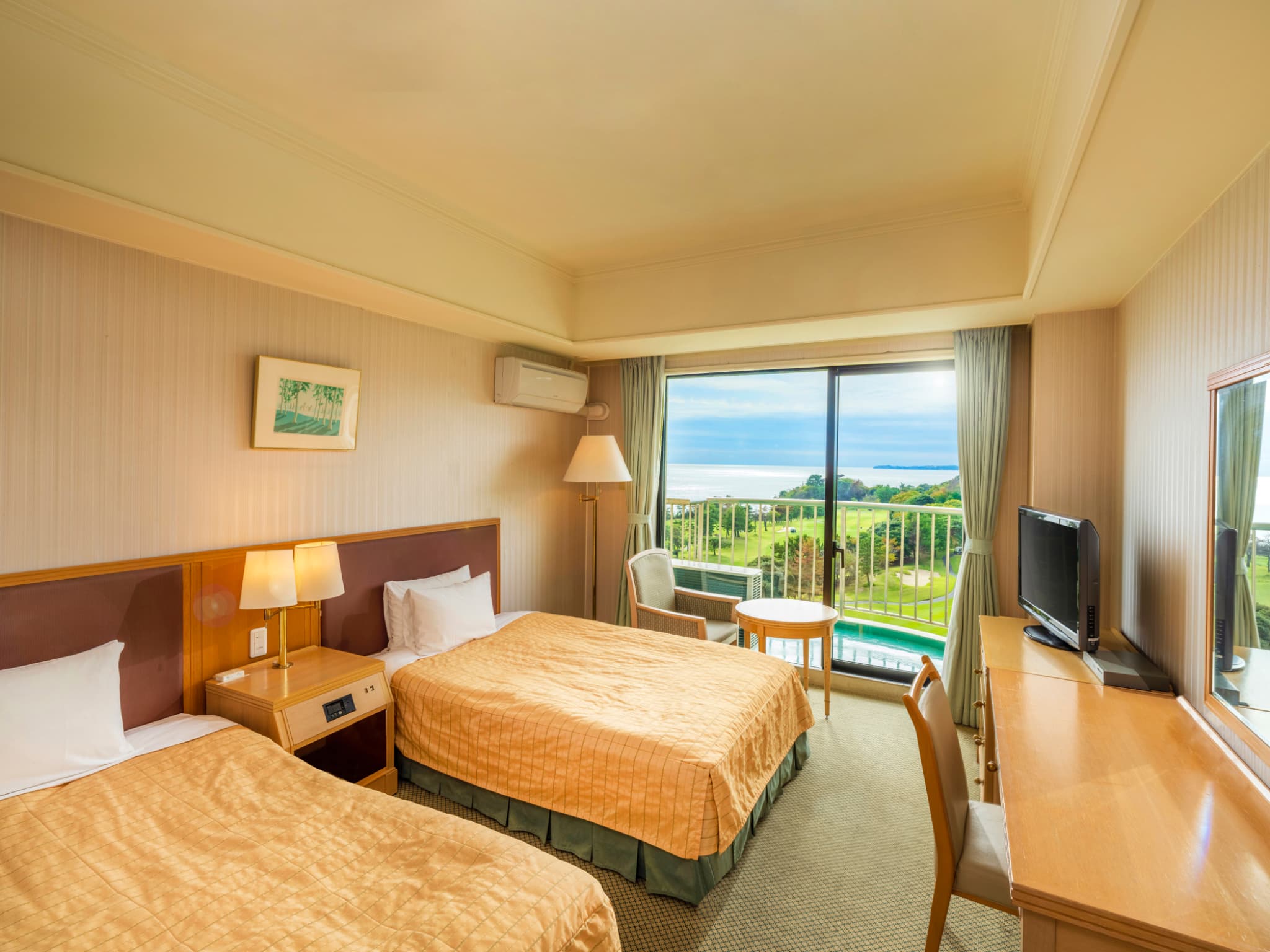 コンパクトツインルーム　 25㎡の空間にセミダブルベッドを2台配置した快適なお部屋です。