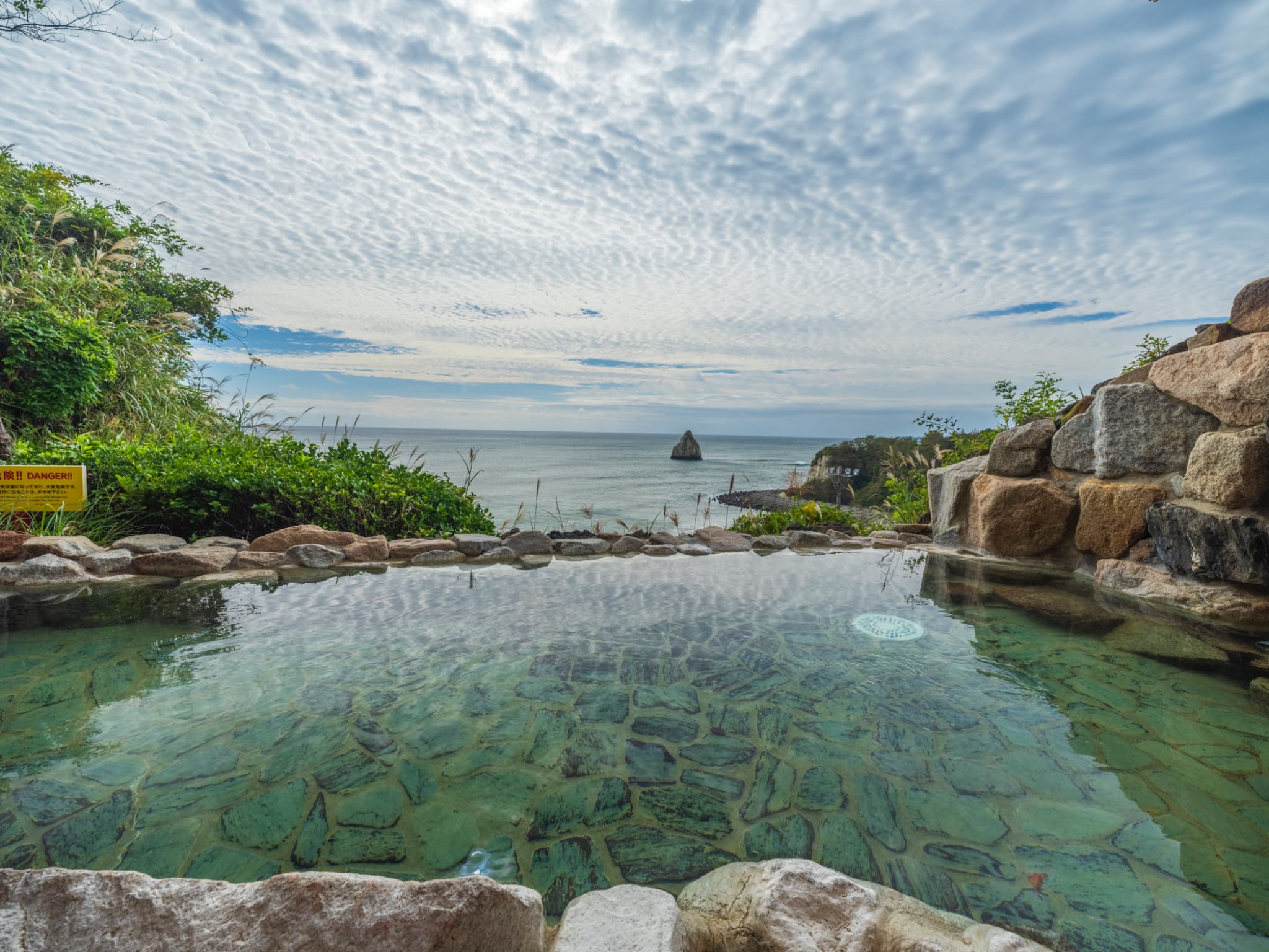 男性大浴場　朝夕の露天風呂から望む太平洋は絶景です。