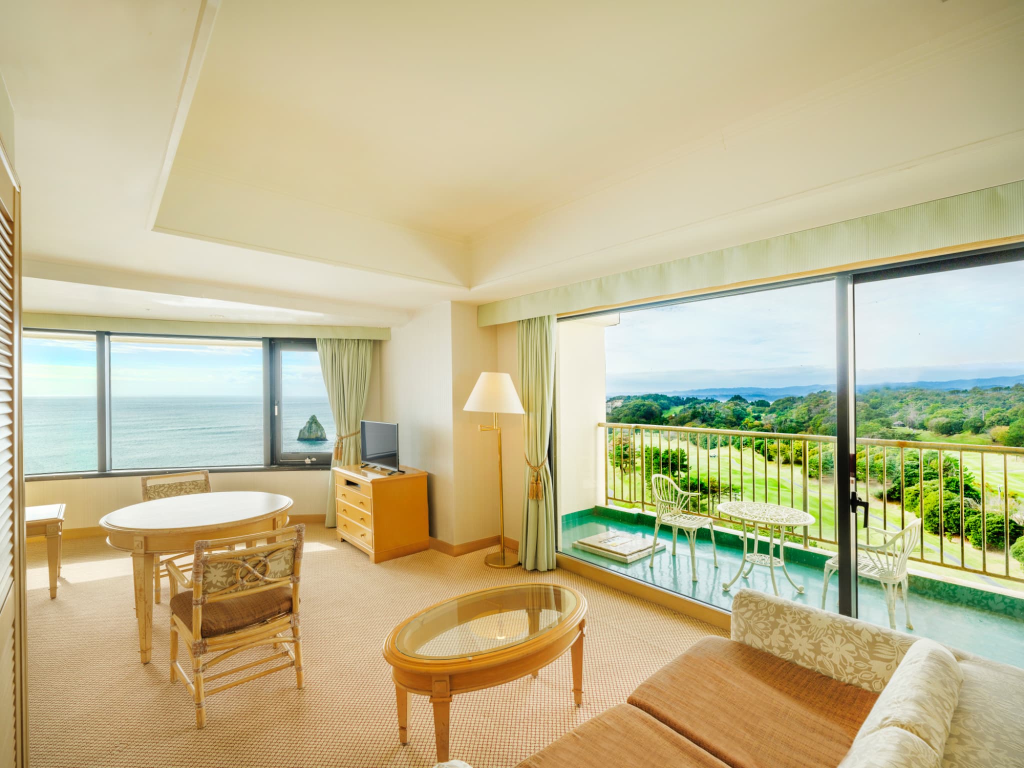 コーナースイートルーム　 見渡す限り広がる太平洋を望む贅沢なコーナースイートルーム。