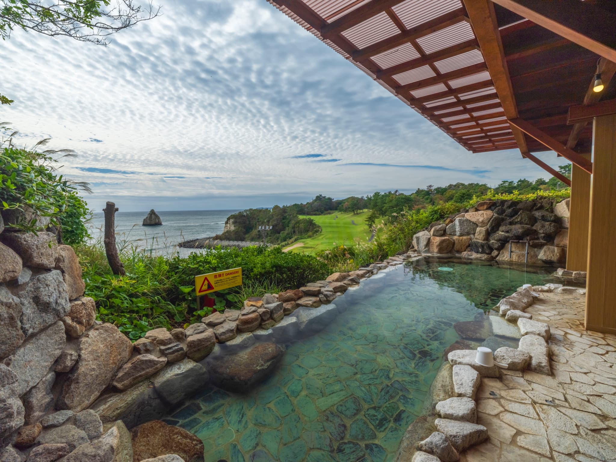 男性大浴場　朝夕の露天風呂から望む太平洋は絶景です。