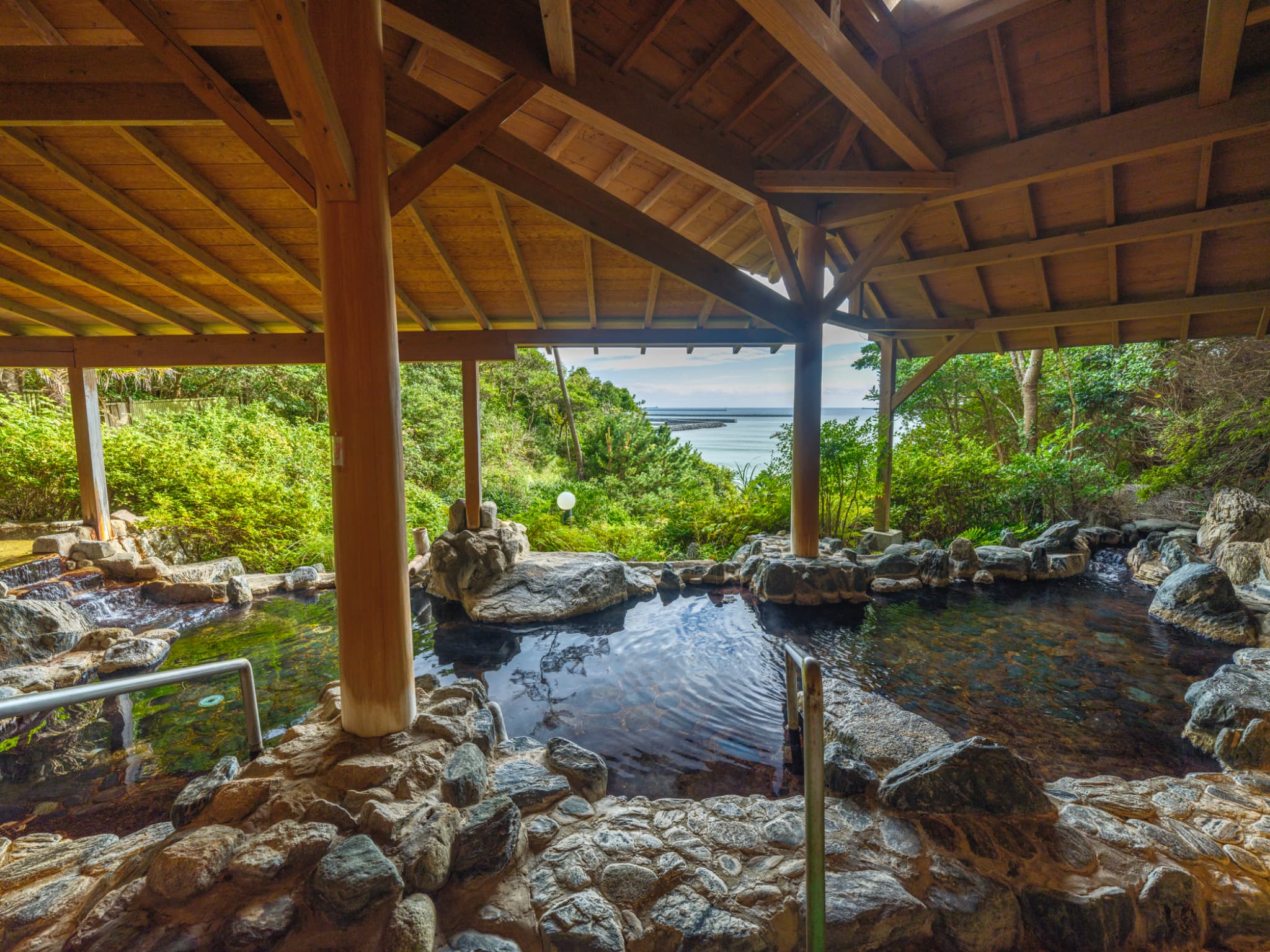 女性露天風呂　朝夕の露天風呂から望む太平洋は絶景です