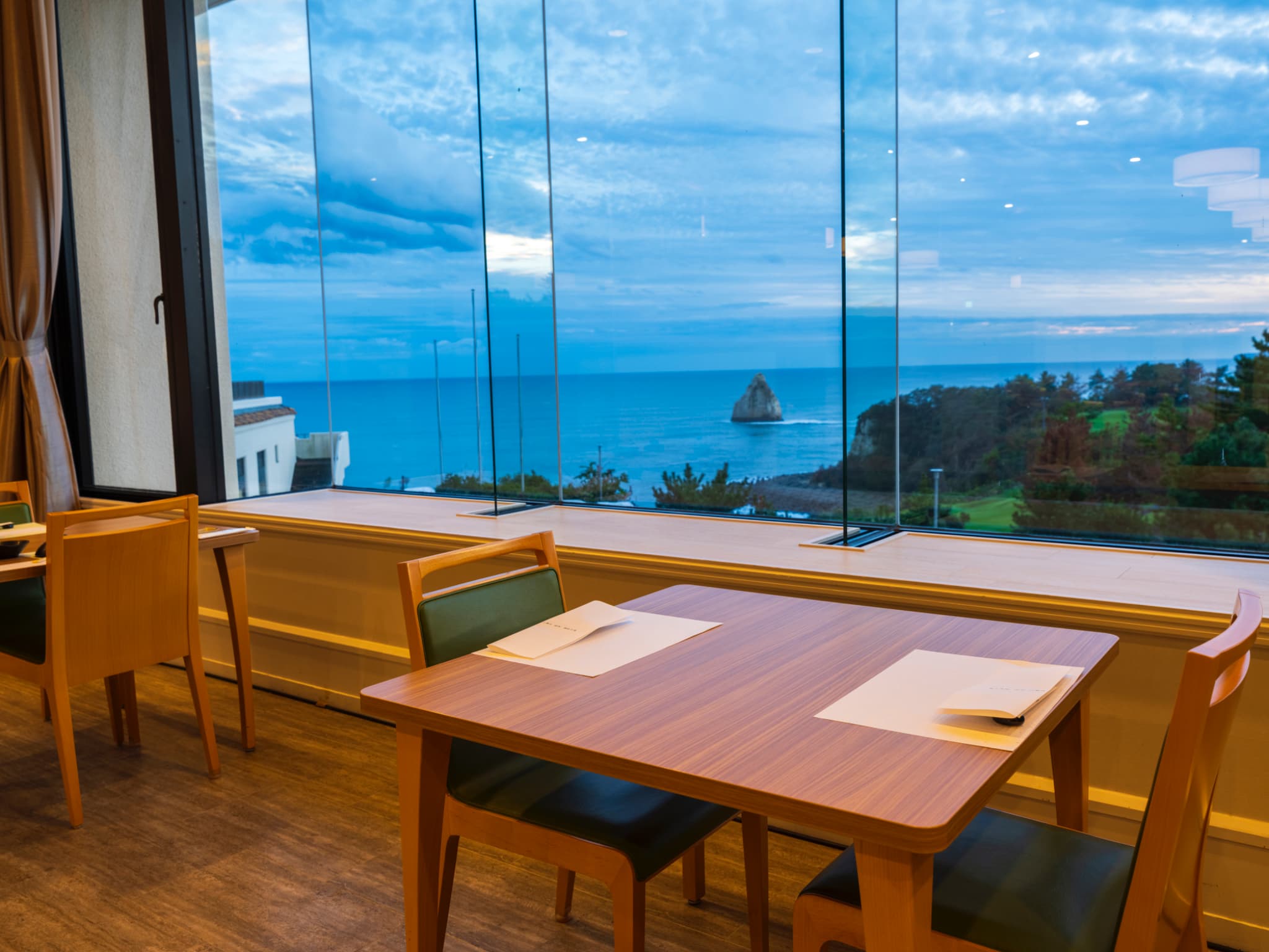 夕食ビュッフェ会場｜レストランサンライズ