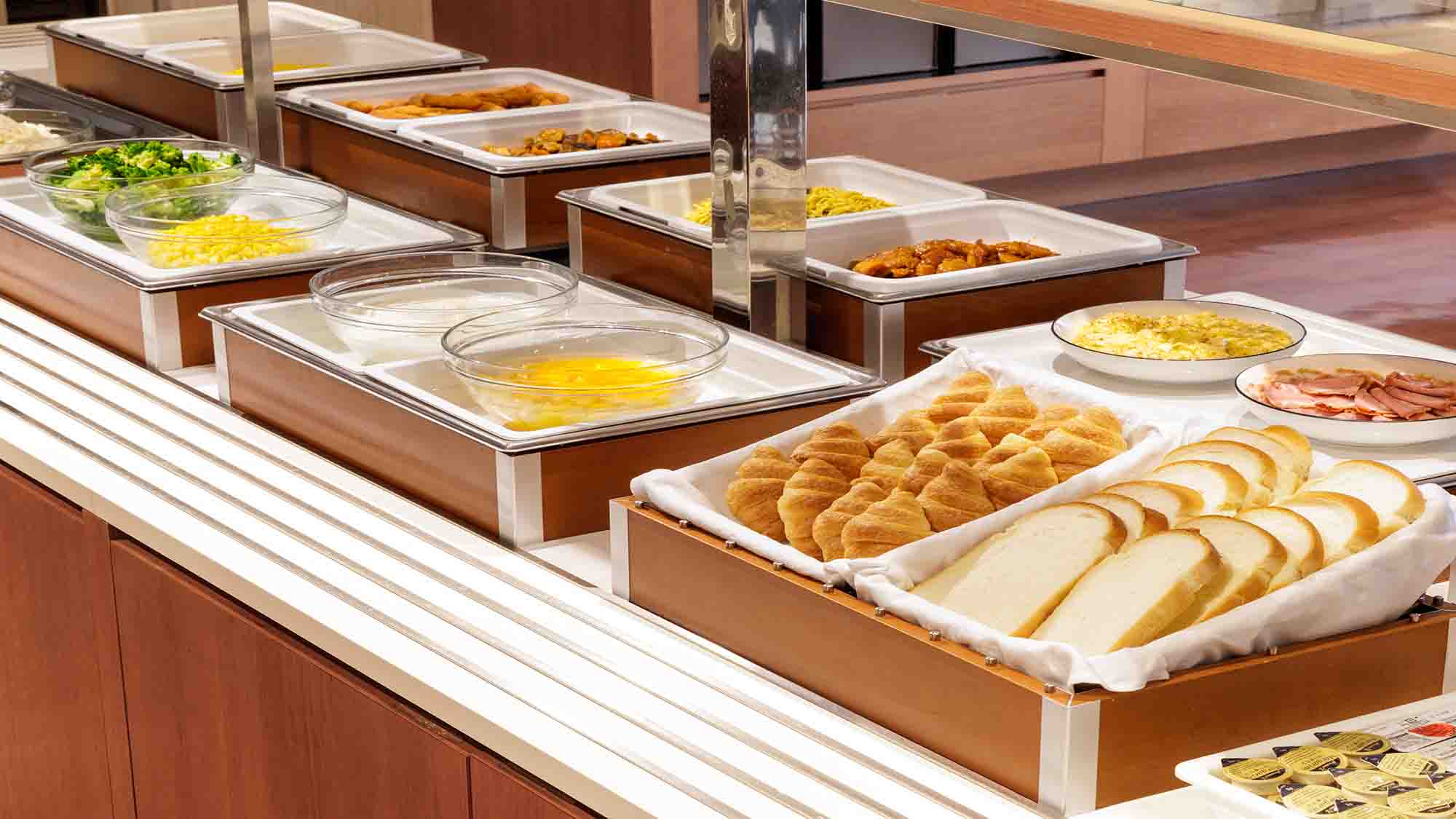 朝食ビュッフェ台