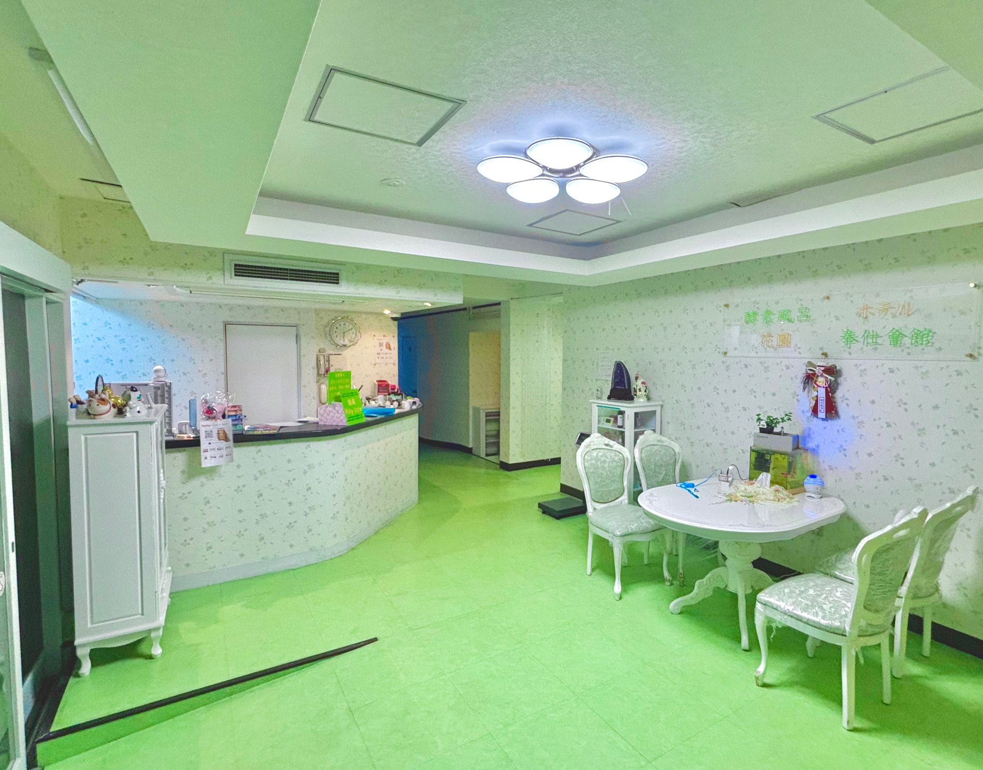 ビルの5階にホテルがございます。他の階は別のテナントが入っておりますので、ビル内のエレベータで5階までお上がりください。